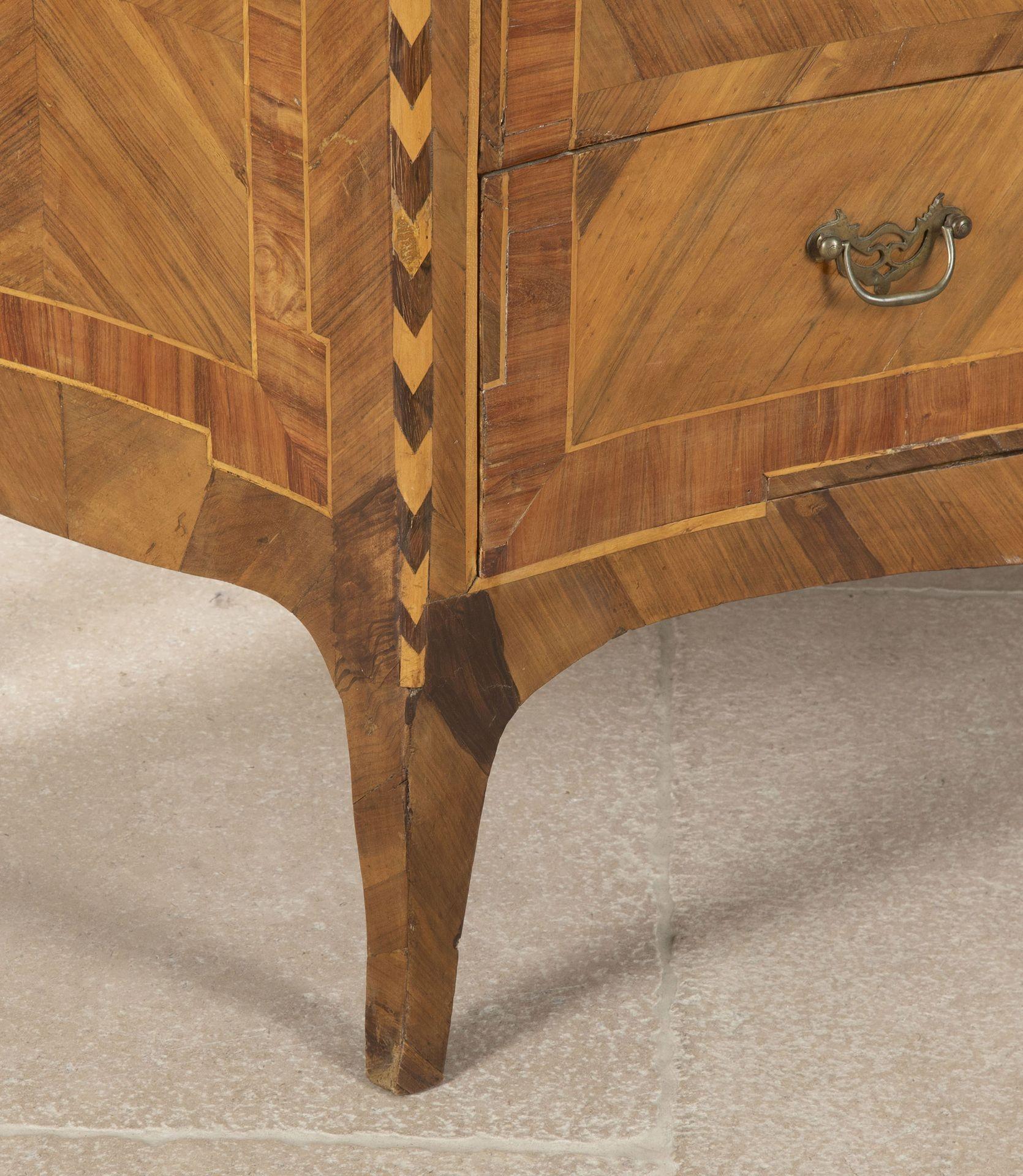 Late 18th Century Northern Italian Serpentine Commode Chest For Sale 4