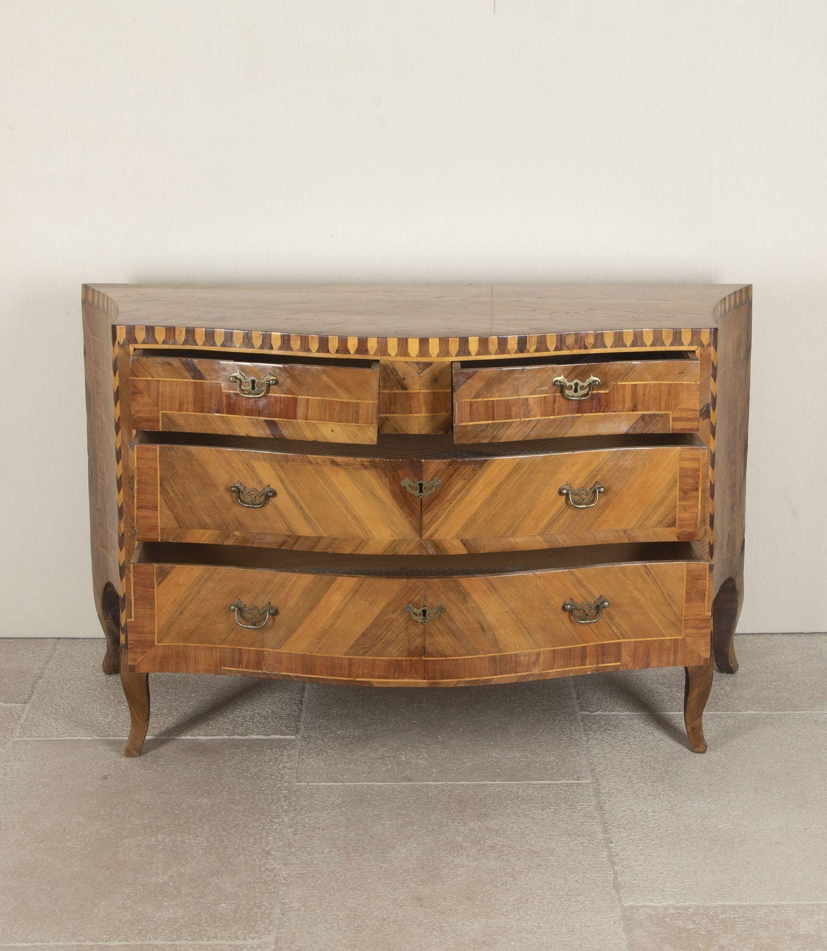 A fine late 18th Century Northern Italian commode chest of drawers.
Kingwood, rosewood and boxwood lines. With two short and two long drawers, on cabriole legs.
Circa 1800.