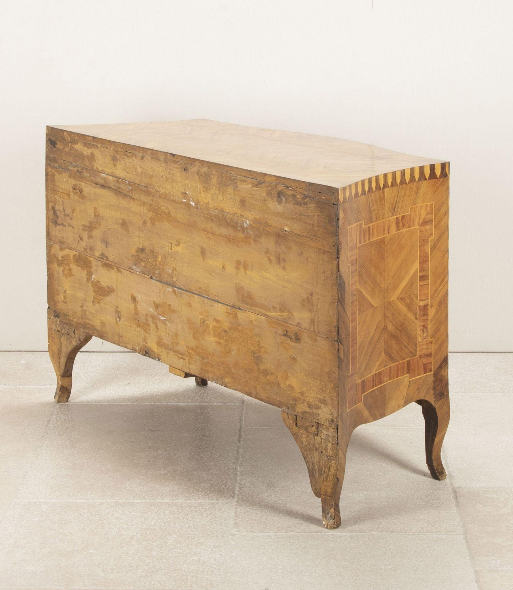 Late 18th Century Northern Italian Serpentine Commode Chest In Good Condition For Sale In Gloucestershire, GB