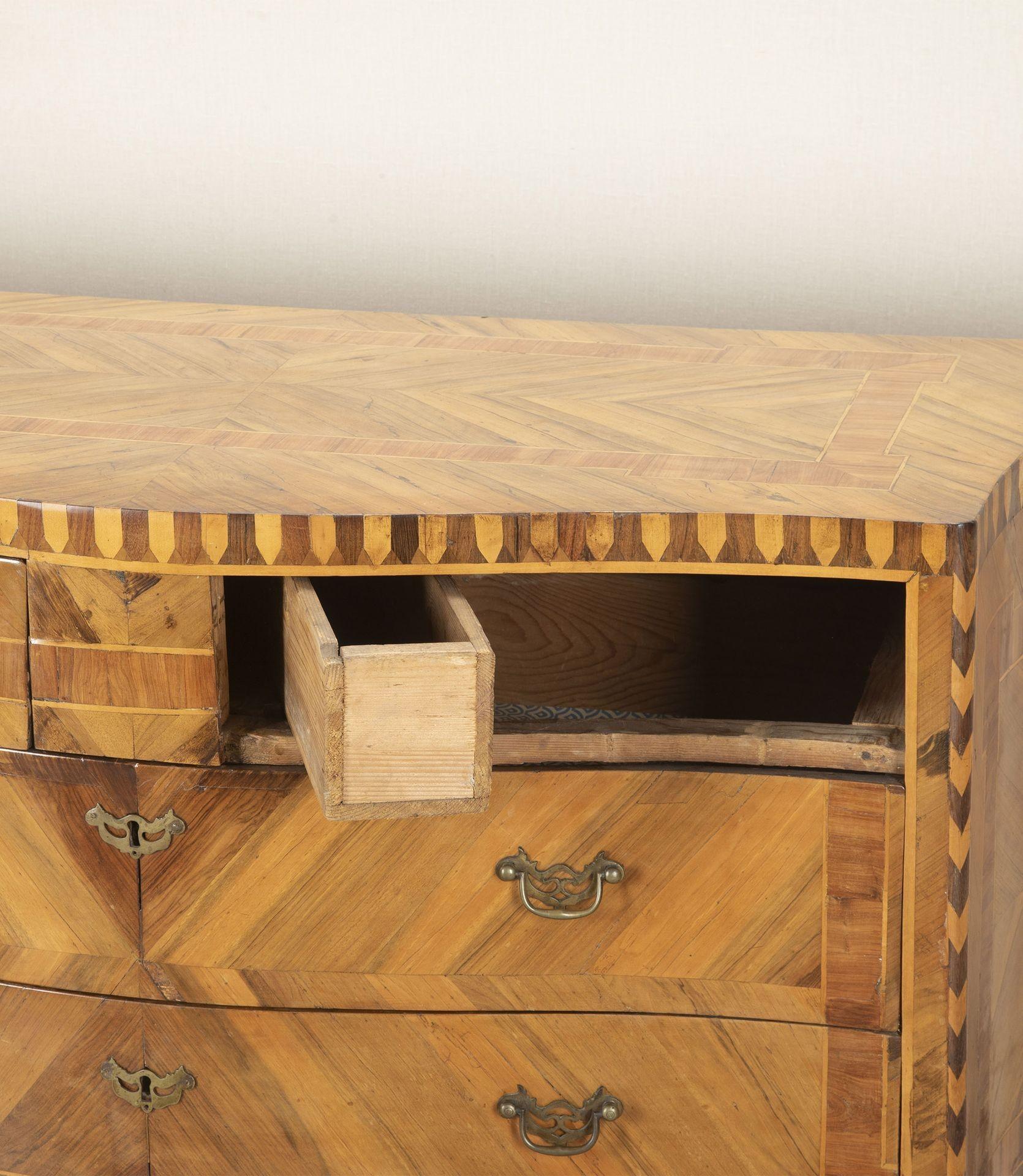 Boxwood Late 18th Century Northern Italian Serpentine Commode Chest For Sale
