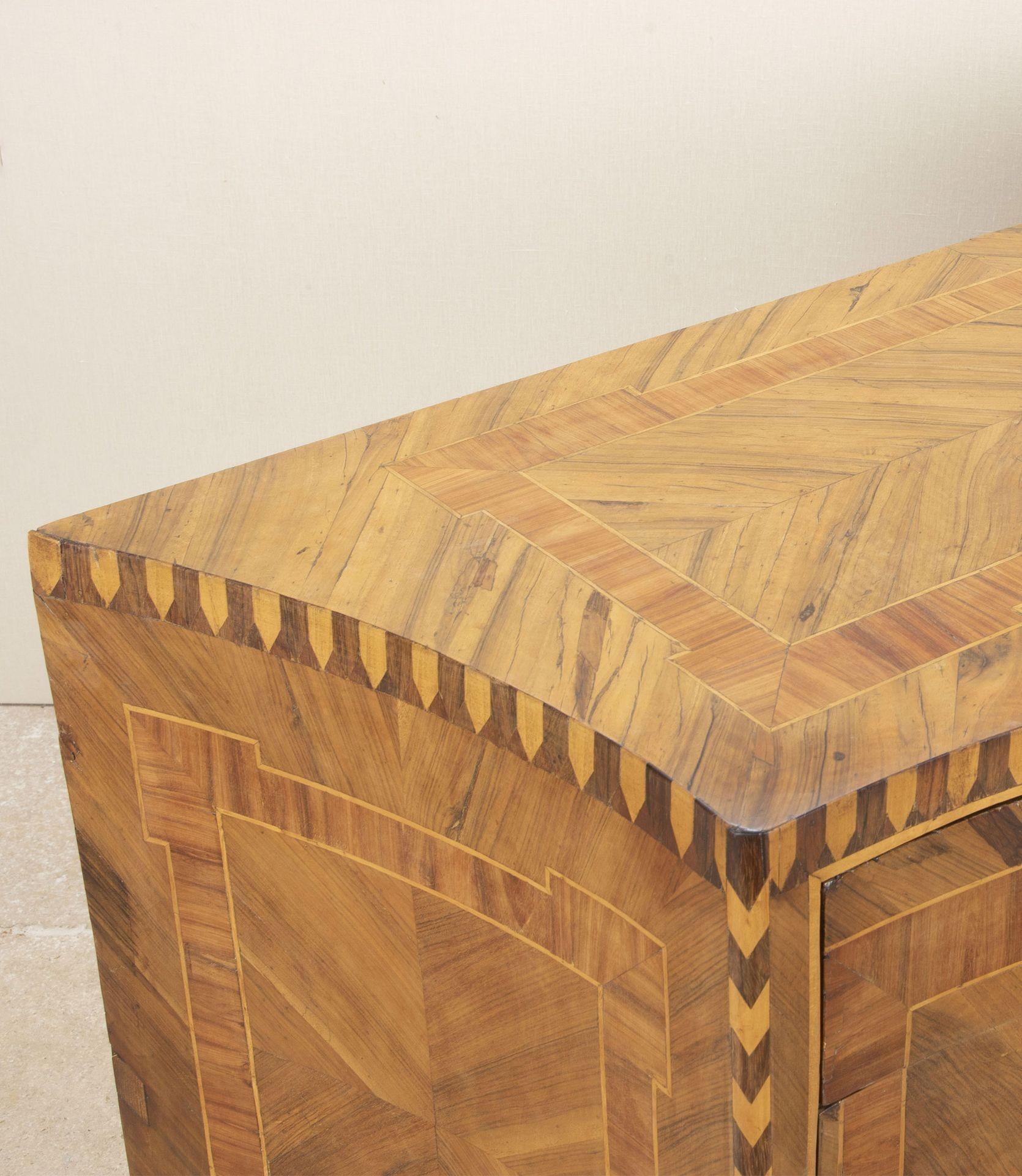 Late 18th Century Northern Italian Serpentine Commode Chest For Sale 1