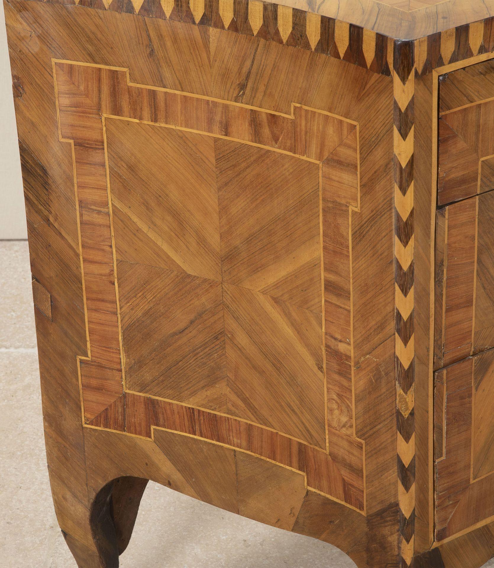 Late 18th Century Northern Italian Serpentine Commode Chest For Sale 2