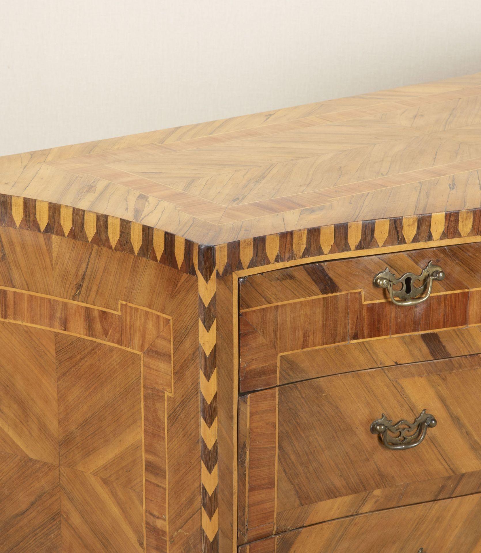 Late 18th Century Northern Italian Serpentine Commode Chest For Sale 3
