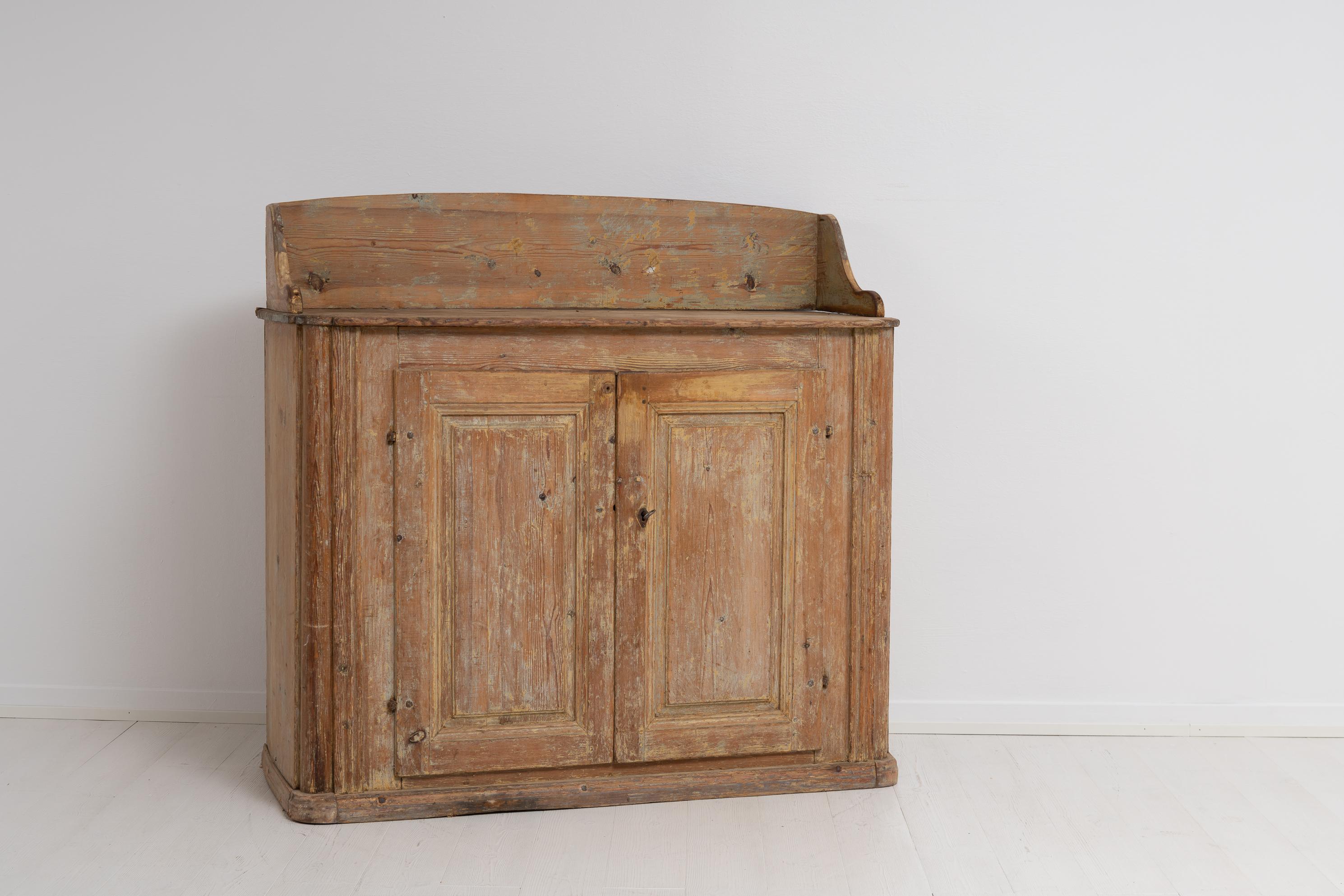 Late 18th Century Northern Swedish Country Rococo Sideboard In Good Condition In Kramfors, SE