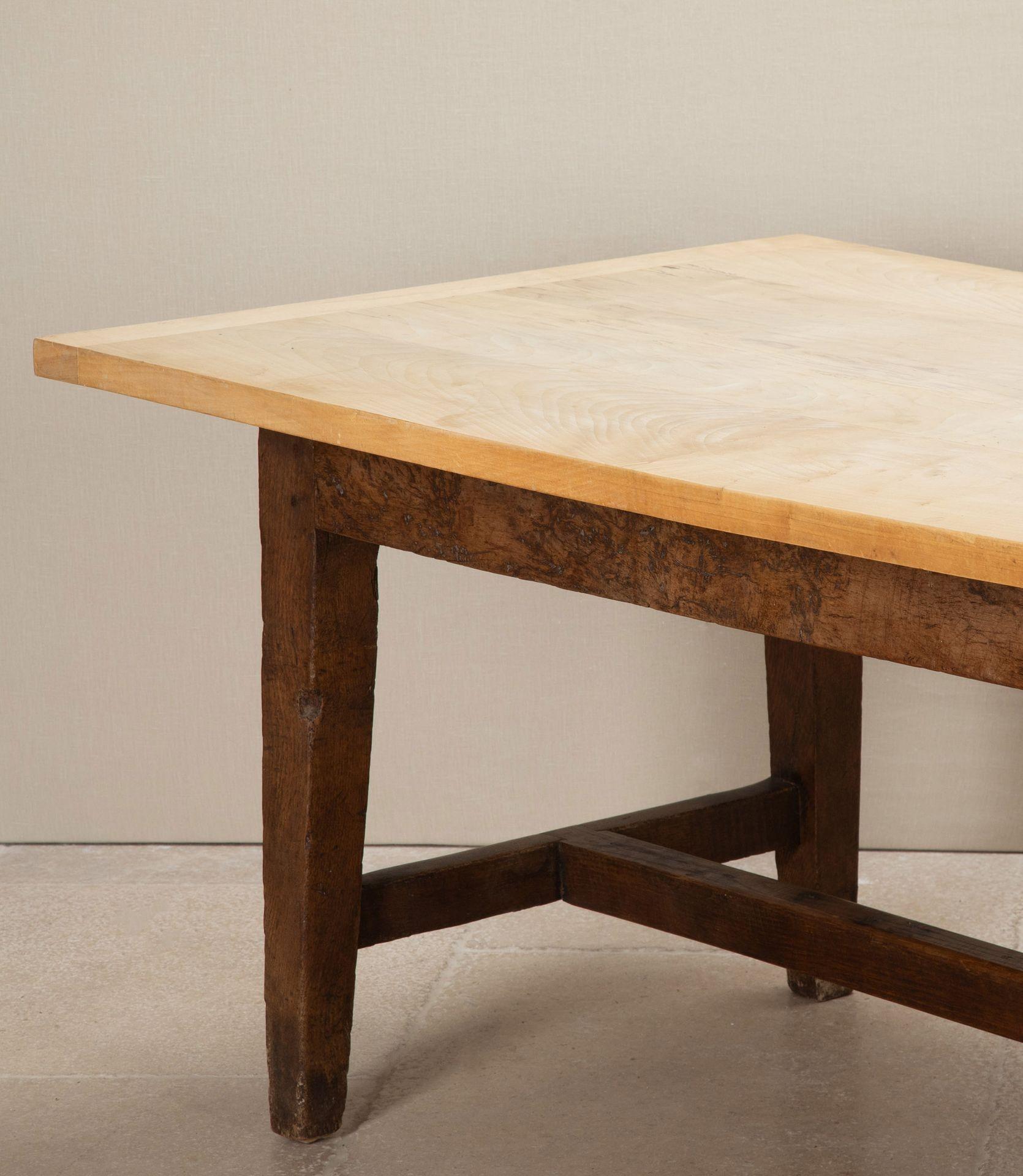 Late 18th Century Oak and Sycamore Dining Table Inglés en venta