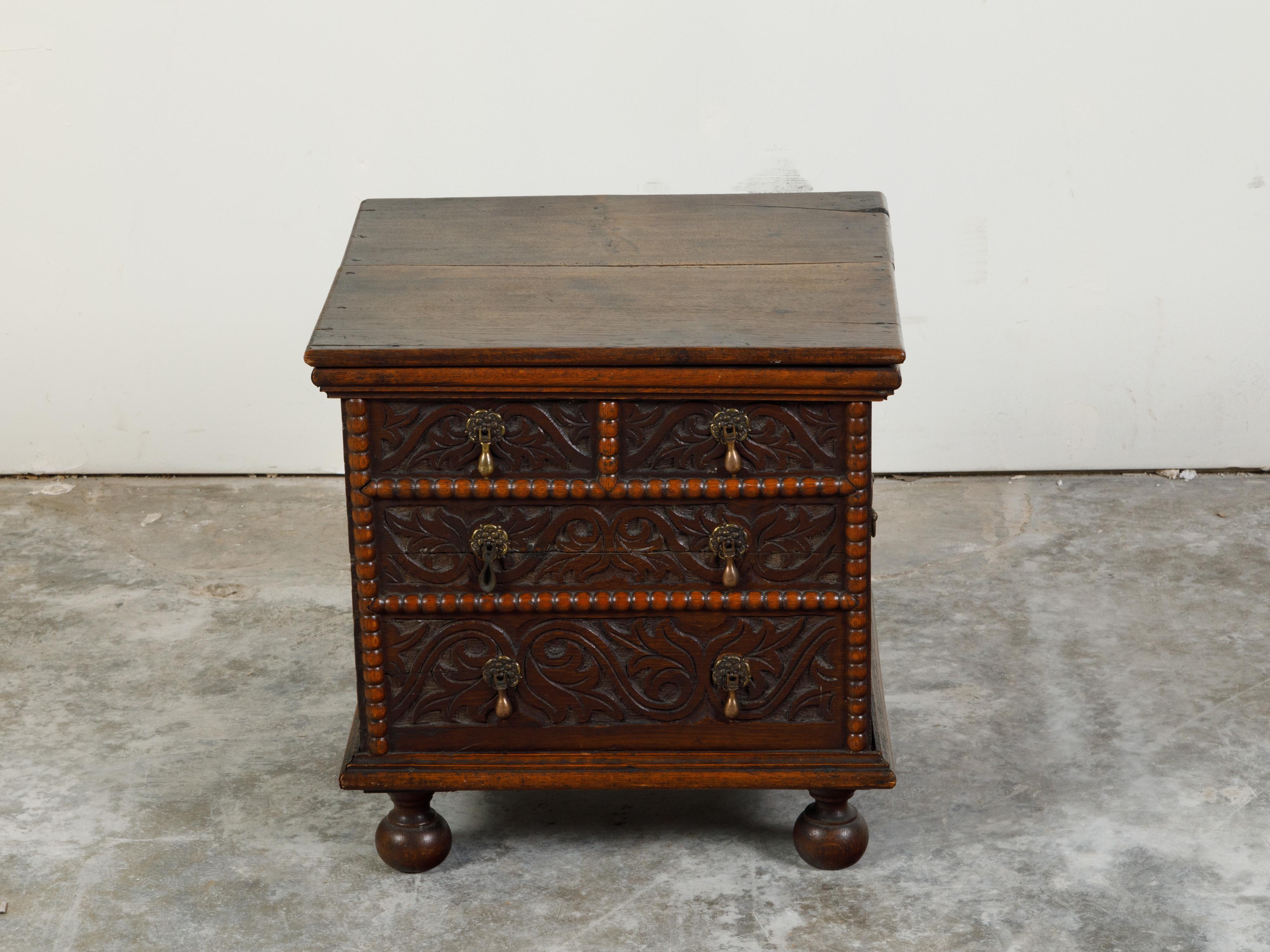 An English oak blanket chest from the late 18th century, with faux drawers and carved scrolls. Created in England during the later years of the 18th century, this oak blanket chest features a rectangular planked lid opening to reveal a convenient