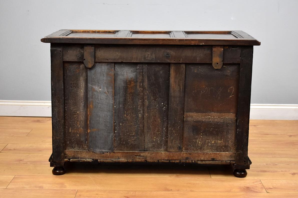 Late 18th Century Carved Oak Blanket Box In Good Condition In Chelmsford, Essex