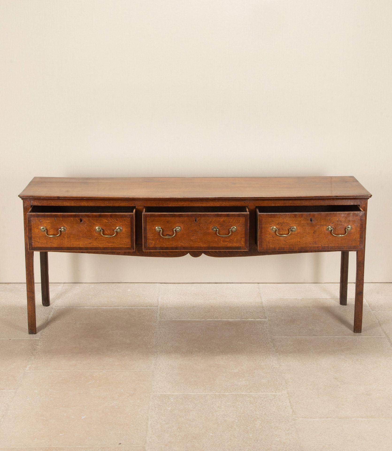 Base per comò o tavolino in rovere della fine del XVIII secolo. Con grande patinatura e colore.
Circa 1780.