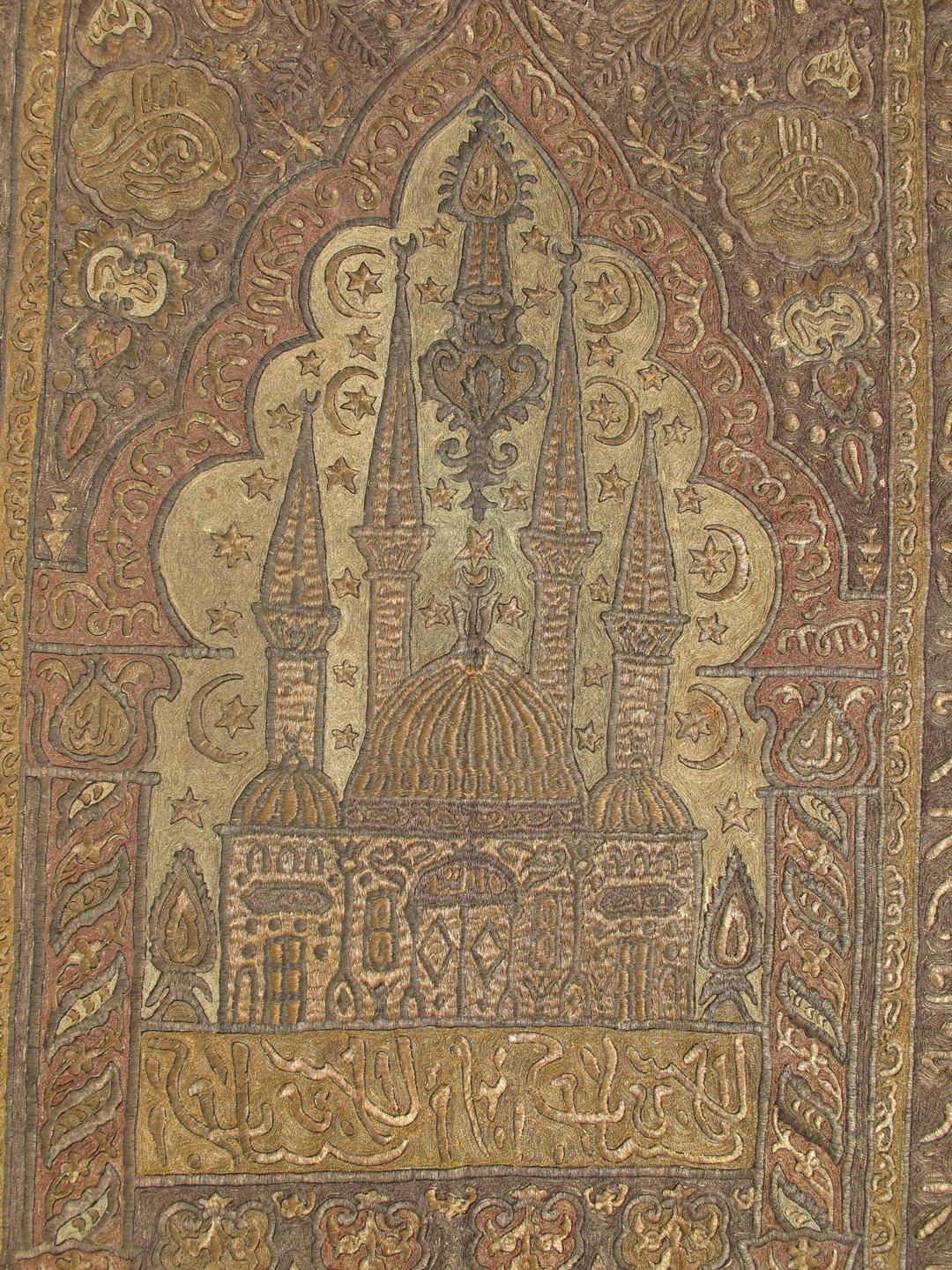 Gebetsteppich aus dem späten 18. Jahrhundert aus der osmanischen Zeit in Gold und Metall. Rug/C-0401. Dieser erstaunliche Teppich aus dem späten 18. und frühen 19. Jahrhundert stammt aus der Zeit des Osmanischen Reiches. Dieser Teppich wurde als
