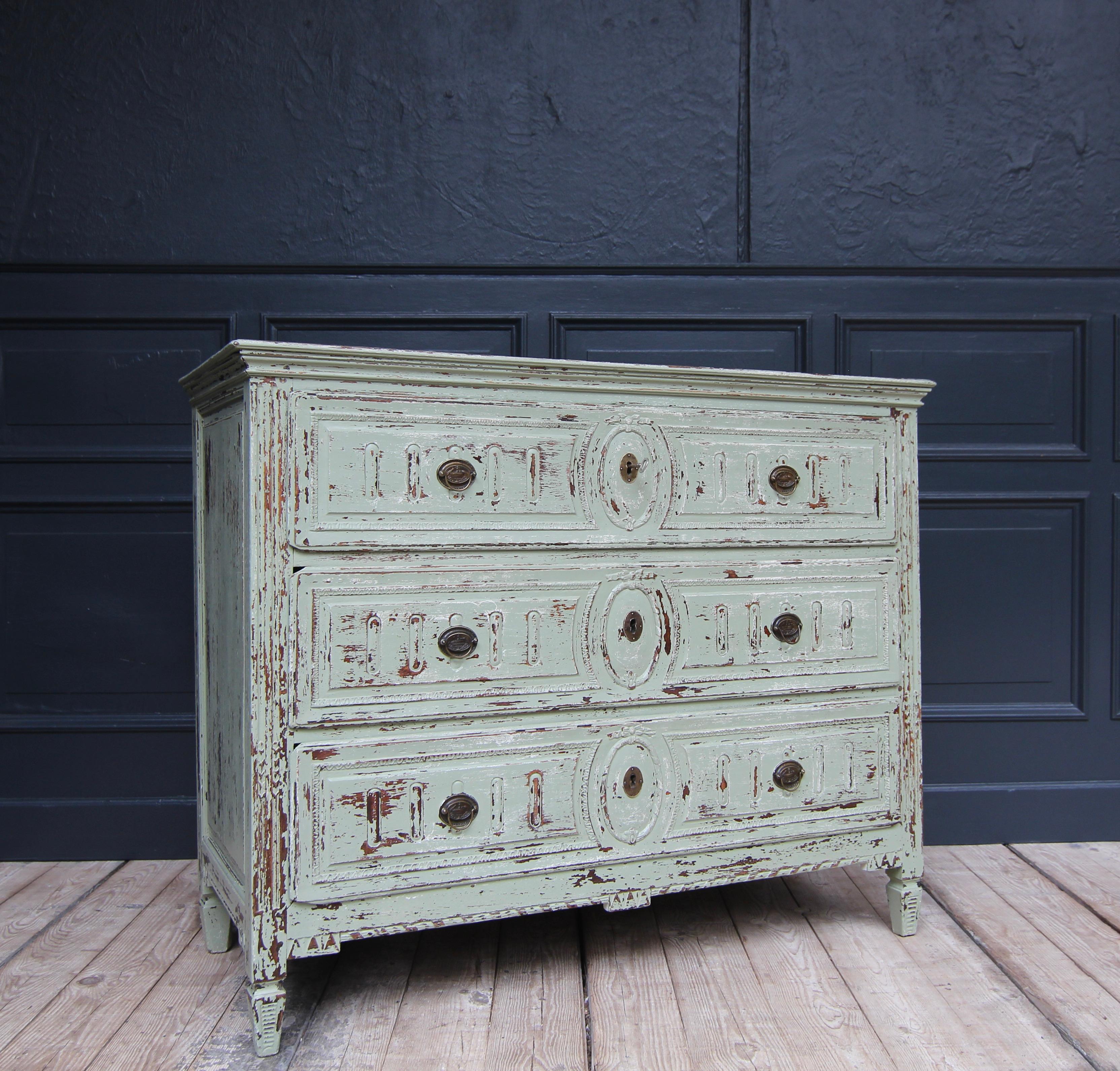 Late 18th Century Painted Louis XVI Chest of Drawers In Good Condition For Sale In Dusseldorf, DE