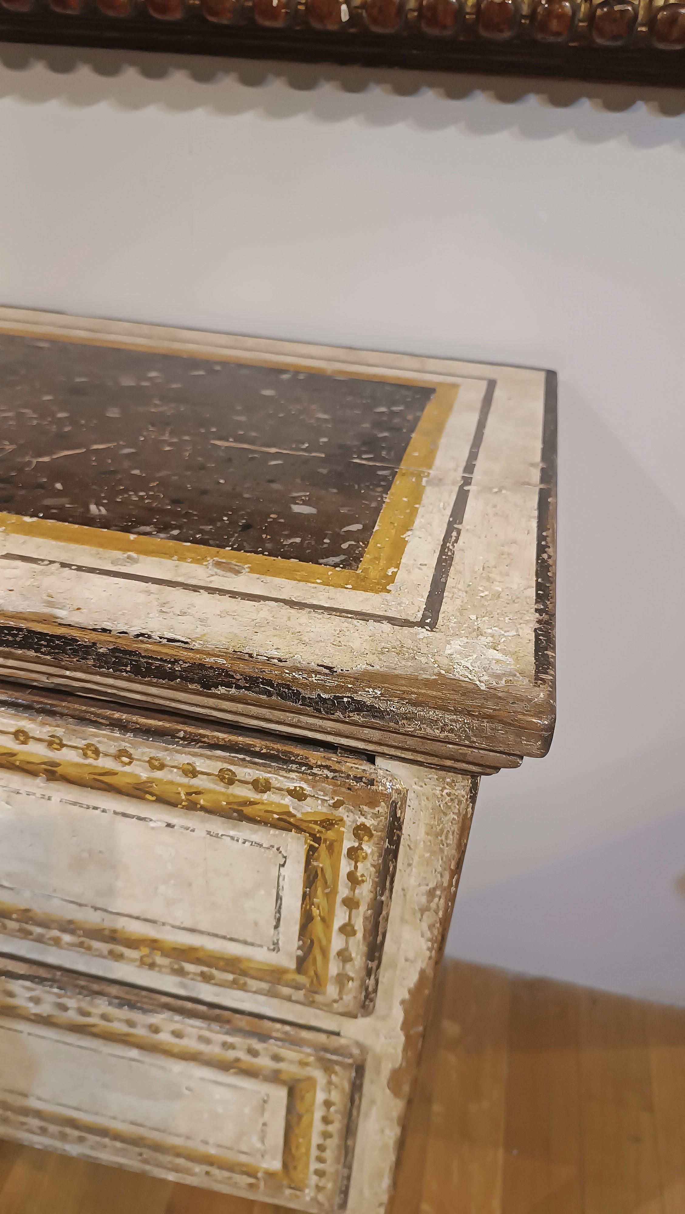 Commode néoclassique peinte de la fin du XVIIIe siècle en vente 4