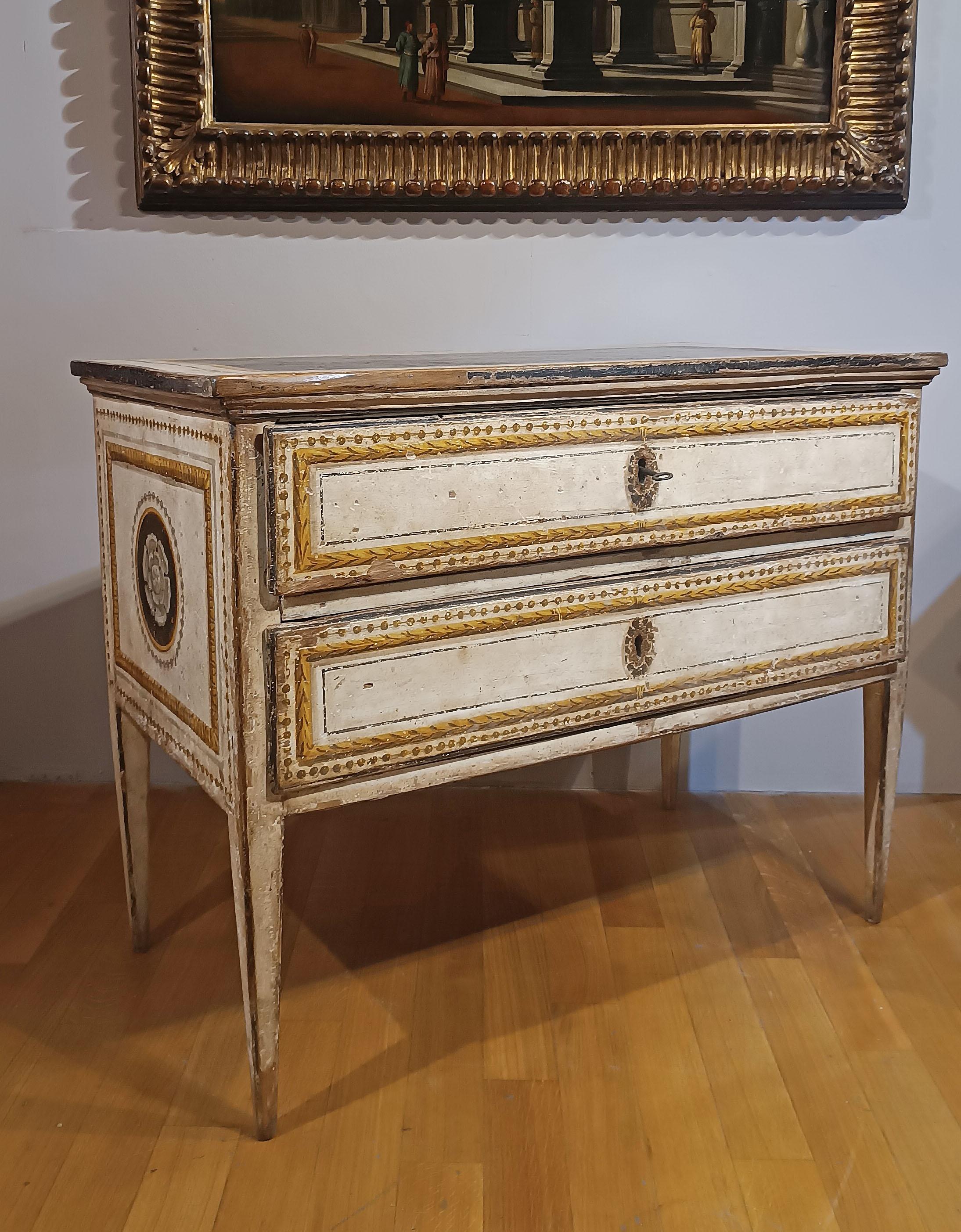 Néo-classique Commode néoclassique peinte de la fin du XVIIIe siècle en vente