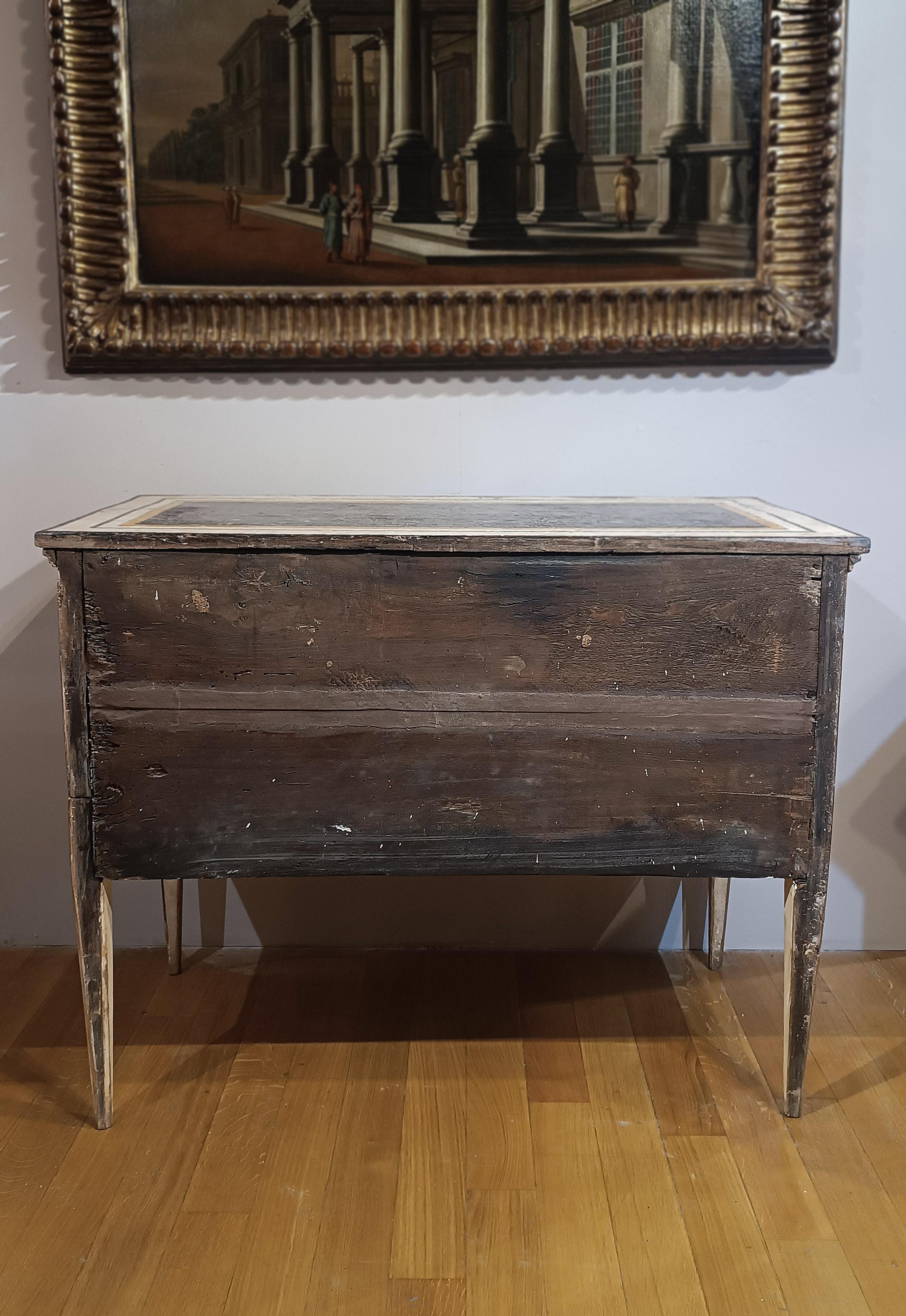 Italian Commode néoclassique peinte de la fin du XVIIIe siècle en vente
