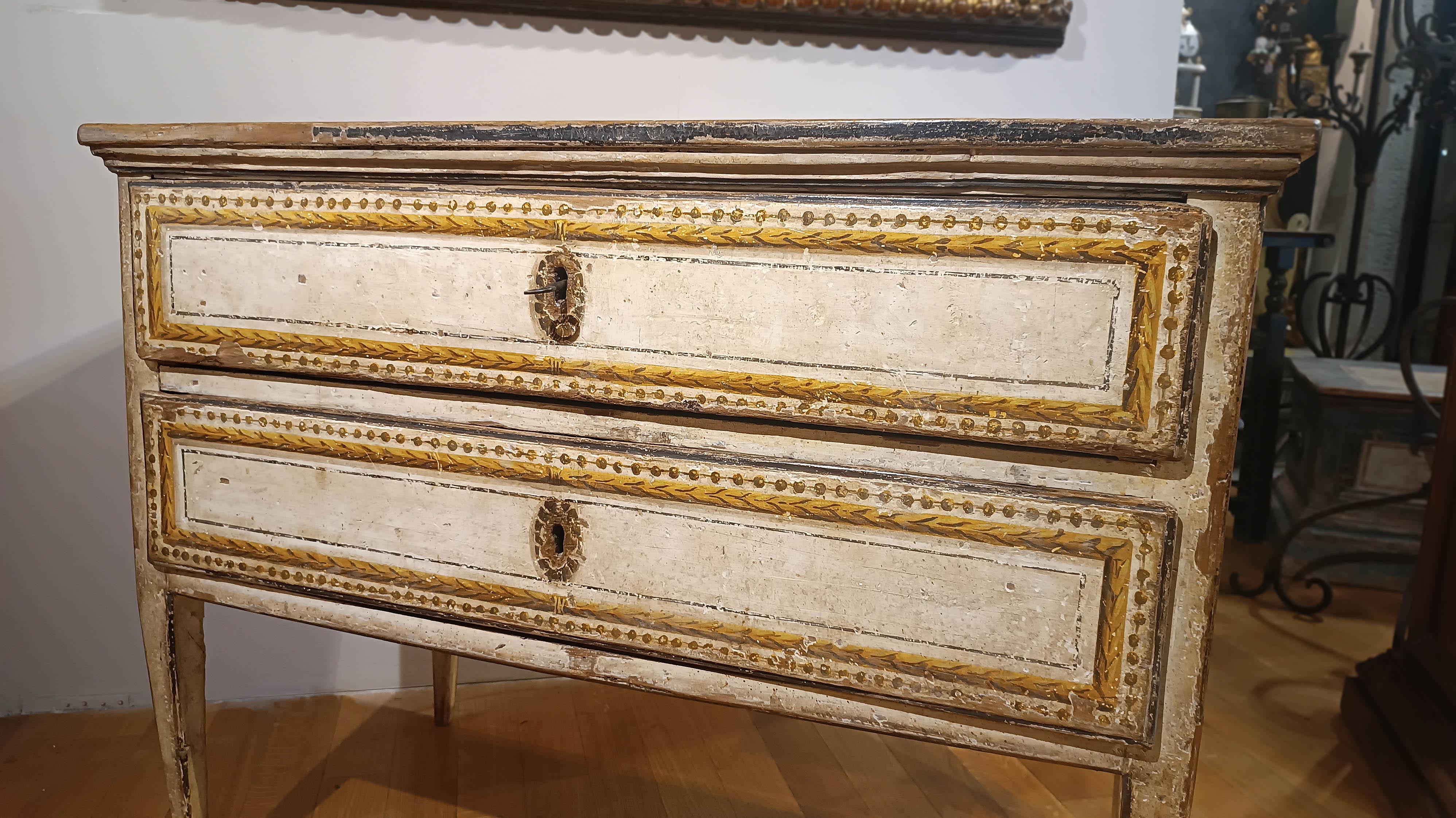 Sculpté à la main Commode néoclassique peinte de la fin du XVIIIe siècle en vente
