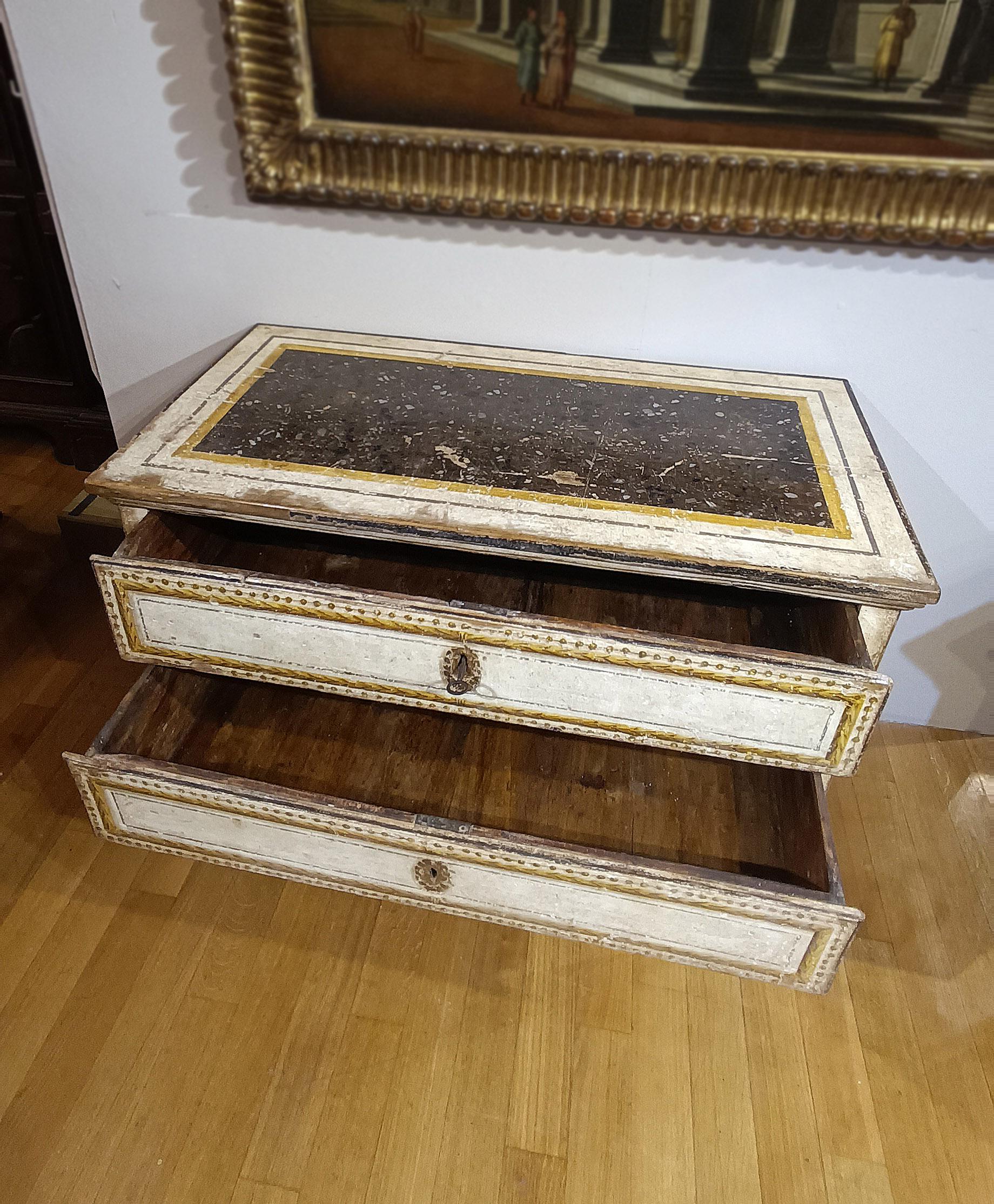 18th Century Commode néoclassique peinte de la fin du XVIIIe siècle en vente
