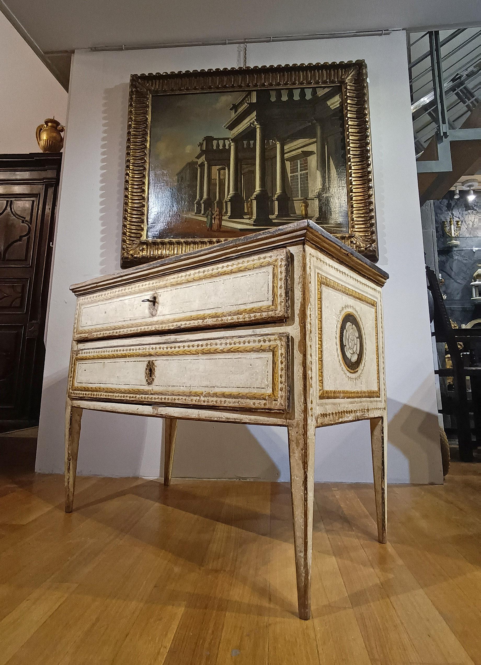 Commode néoclassique peinte de la fin du XVIIIe siècle en vente 1