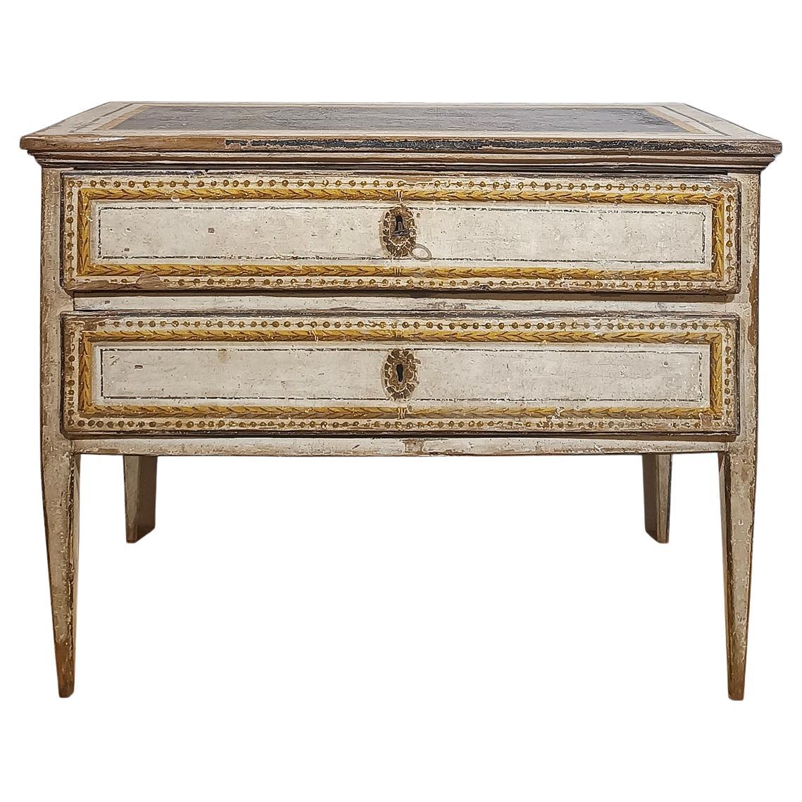 Commode néoclassique peinte de la fin du XVIIIe siècle en vente