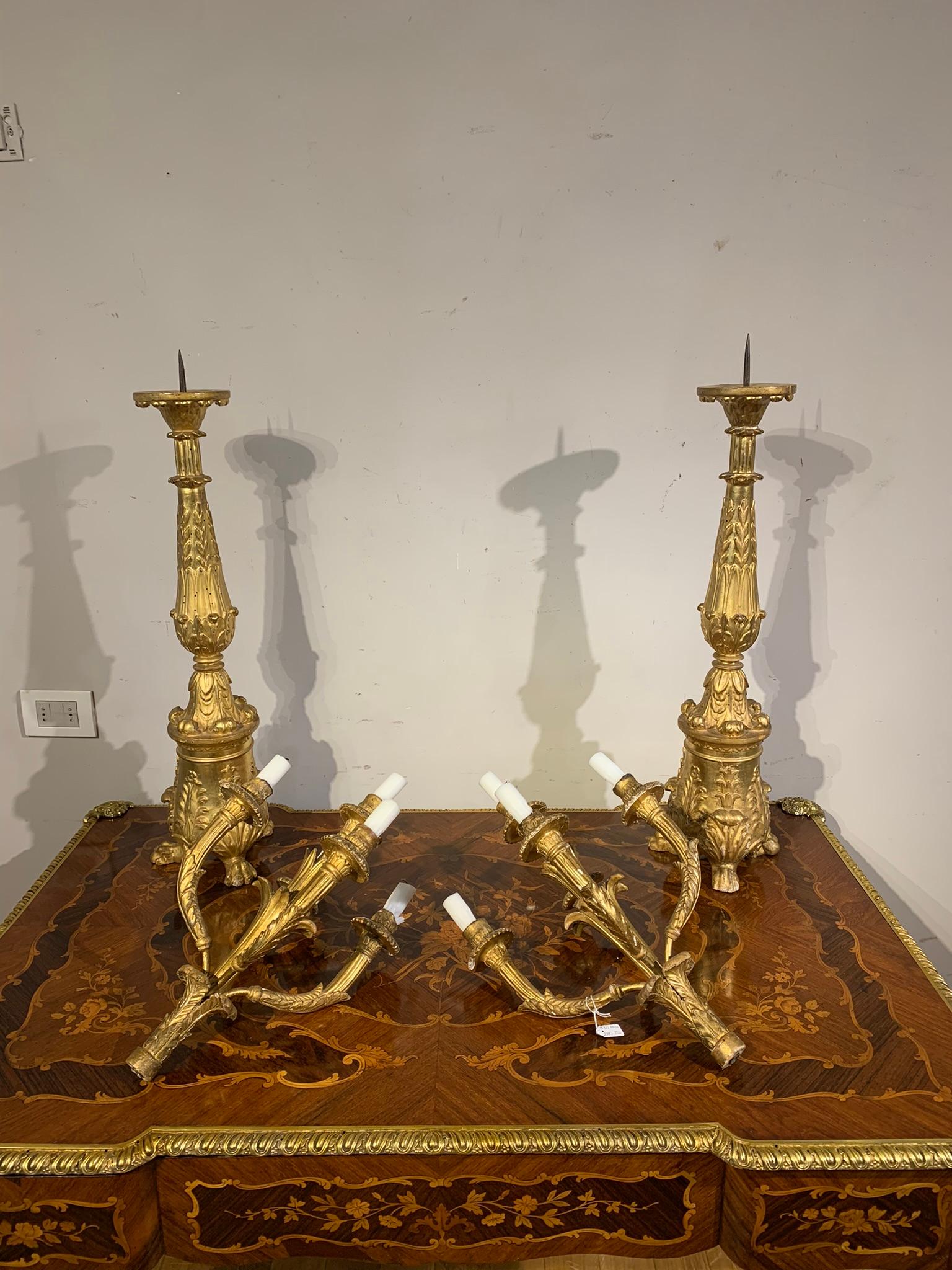 Made with five lights with cornucopia ends with the possibility of removing the upper part and making them two classic torchlights, they rest on a base carved with acanthus leaves with three feral feet.
Tuscan manufacture of the late 18th century.