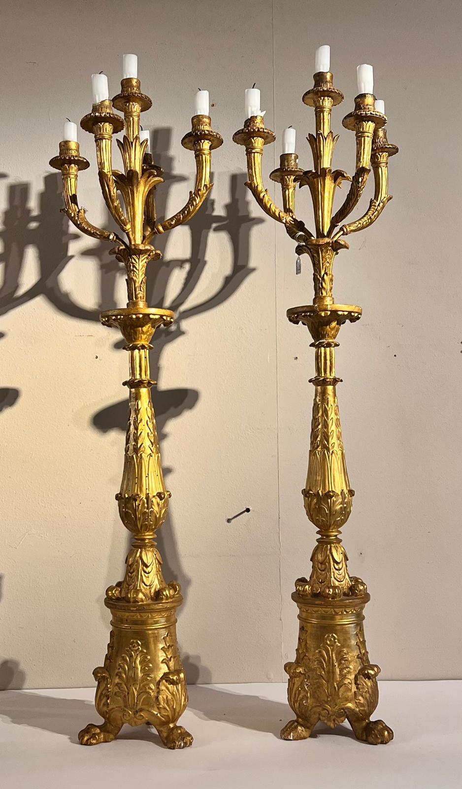 Paar geschnitzte Fackeln und Fackeln aus Giltwood aus dem späten 18. (Vergoldetes Holz) im Angebot