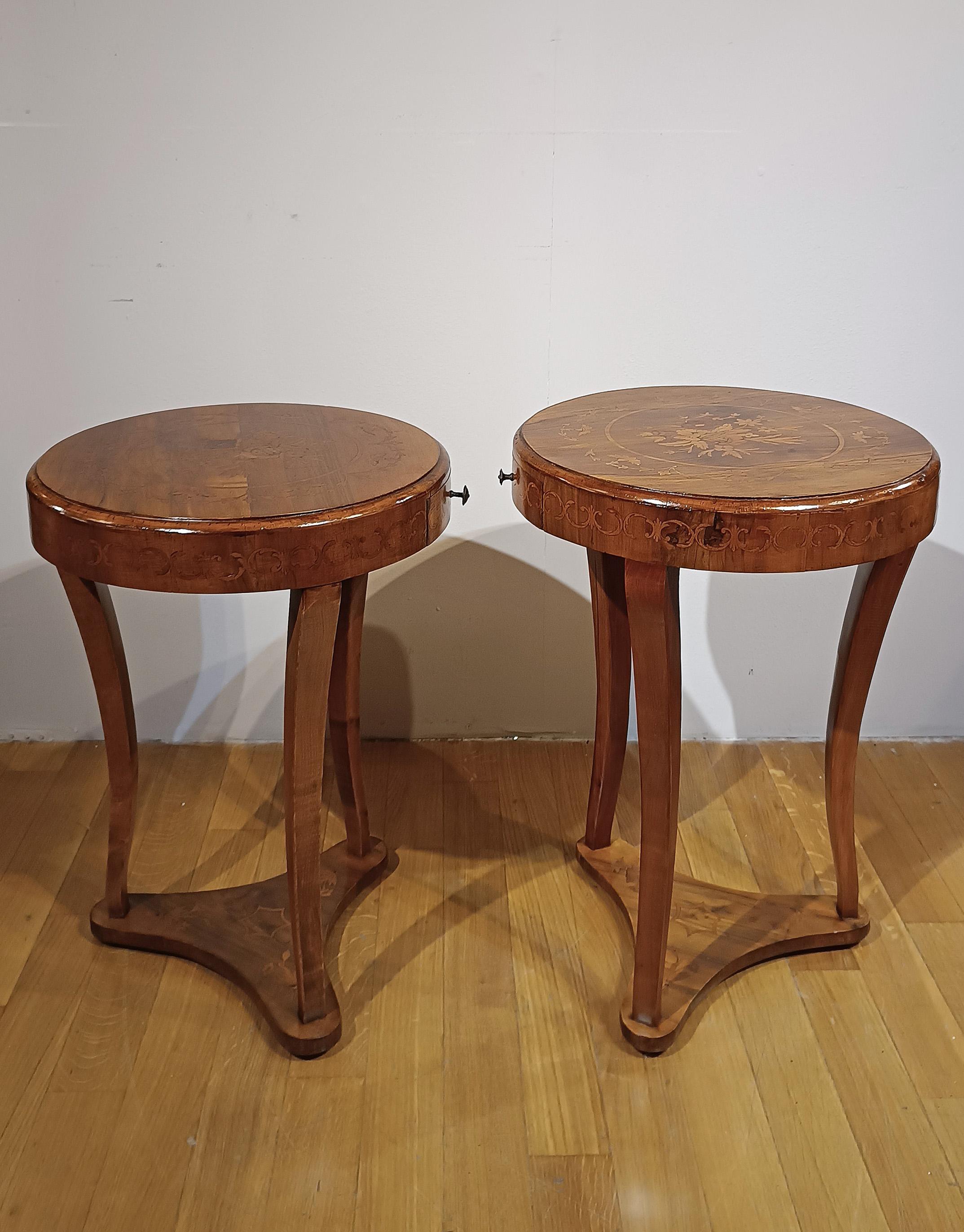 SPÄTES 18. JAHRHUNDERT PAAR DIREKTORISCHES SLAB UND EINGELEIDETE KOFFEETISCHE (Directoire) im Angebot