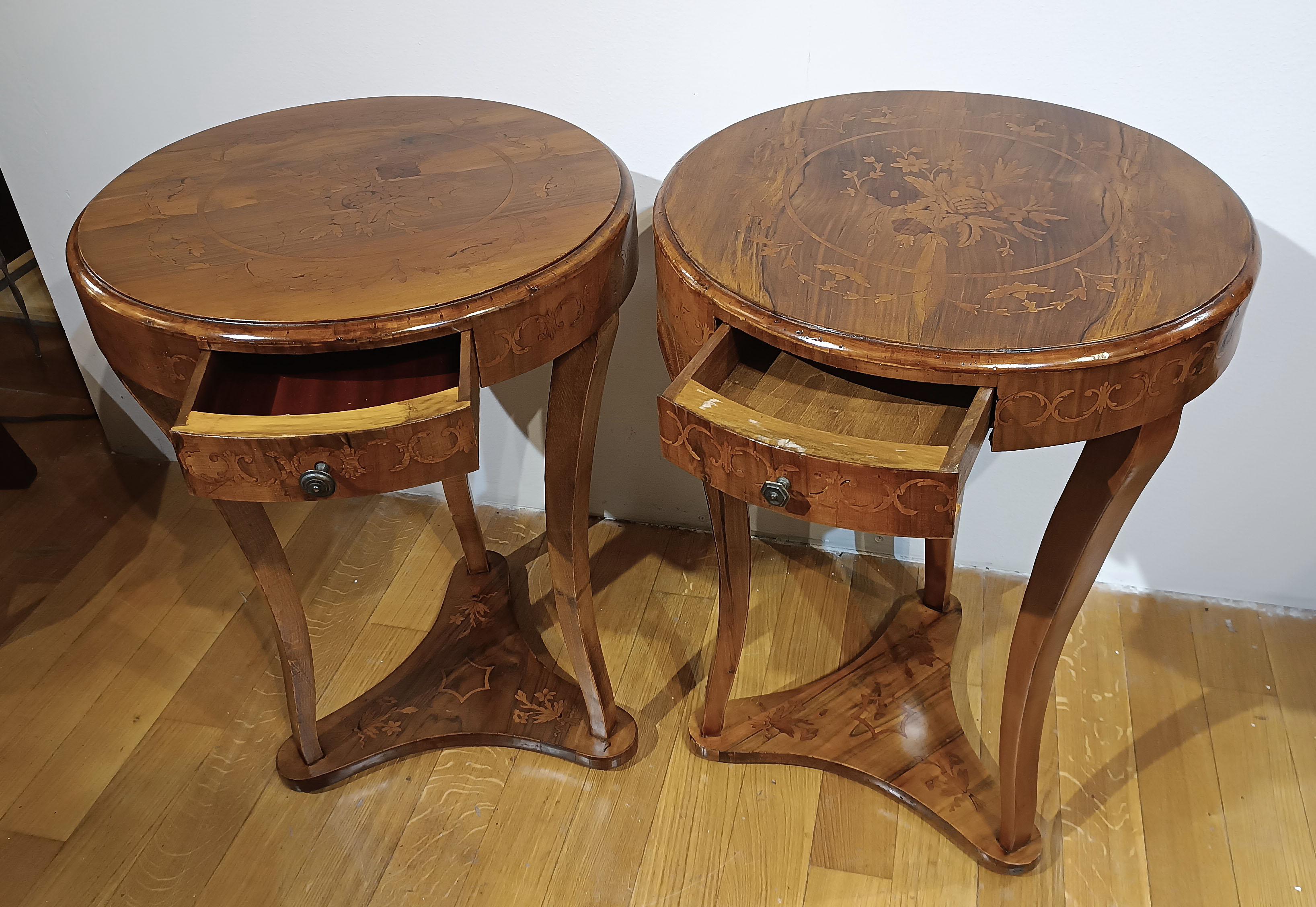 SPÄTES 18. JAHRHUNDERT PAAR DIREKTORISCHES SLAB UND EINGELEIDETE KOFFEETISCHE (Handgeschnitzt) im Angebot