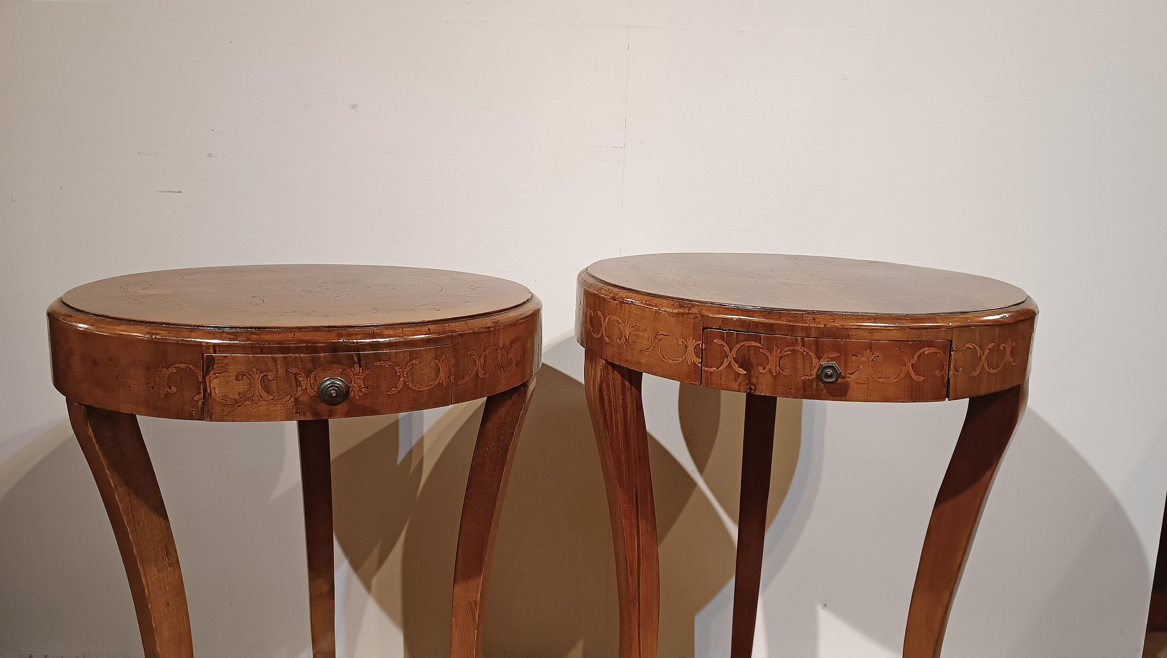 SPÄTES 18. JAHRHUNDERT PAAR DIREKTORISCHES SLAB UND EINGELEIDETE KOFFEETISCHE (18. Jahrhundert) im Angebot