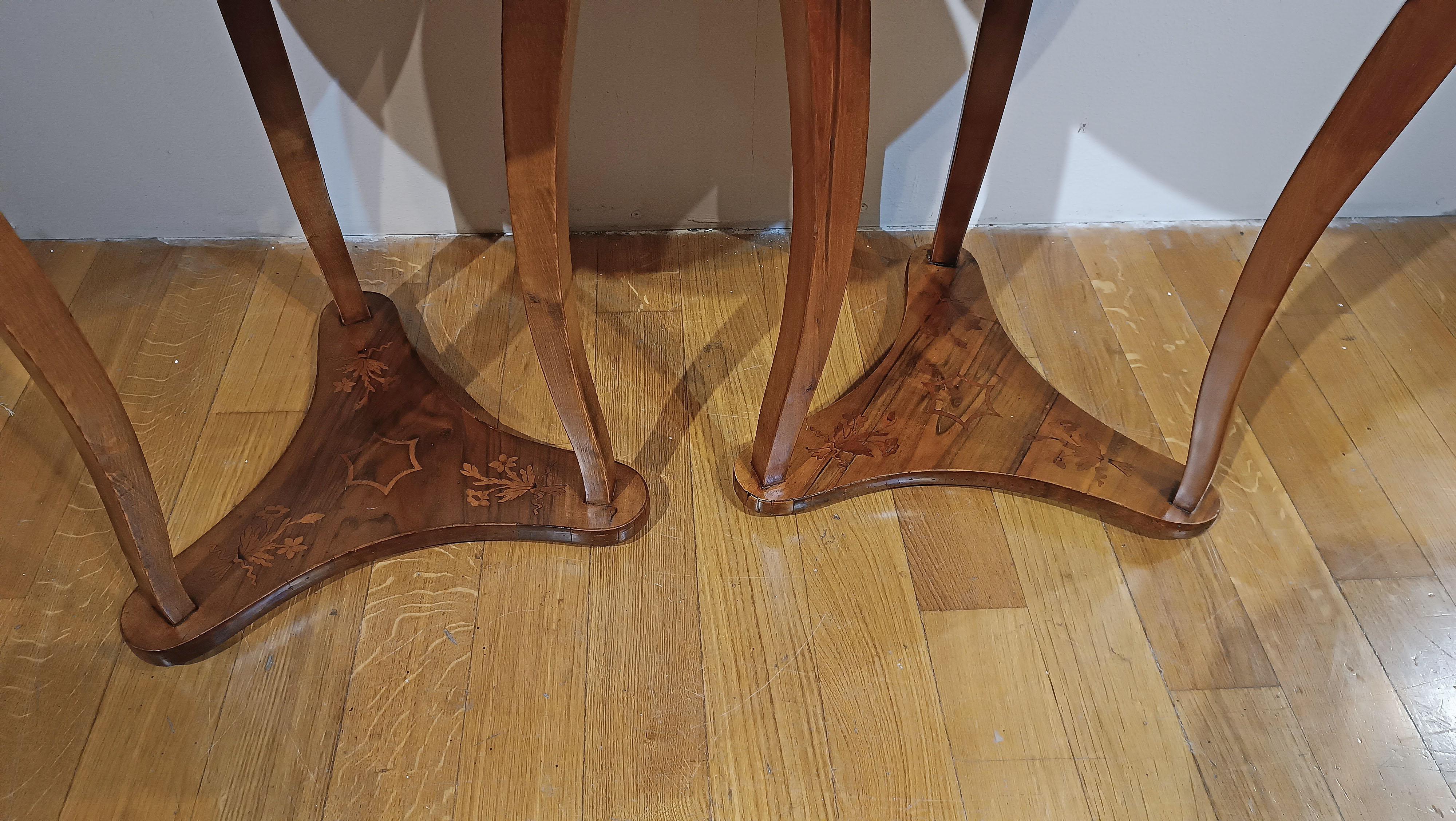 SPÄTES 18. JAHRHUNDERT PAAR DIREKTORISCHES SLAB UND EINGELEIDETE KOFFEETISCHE (Obstholz) im Angebot