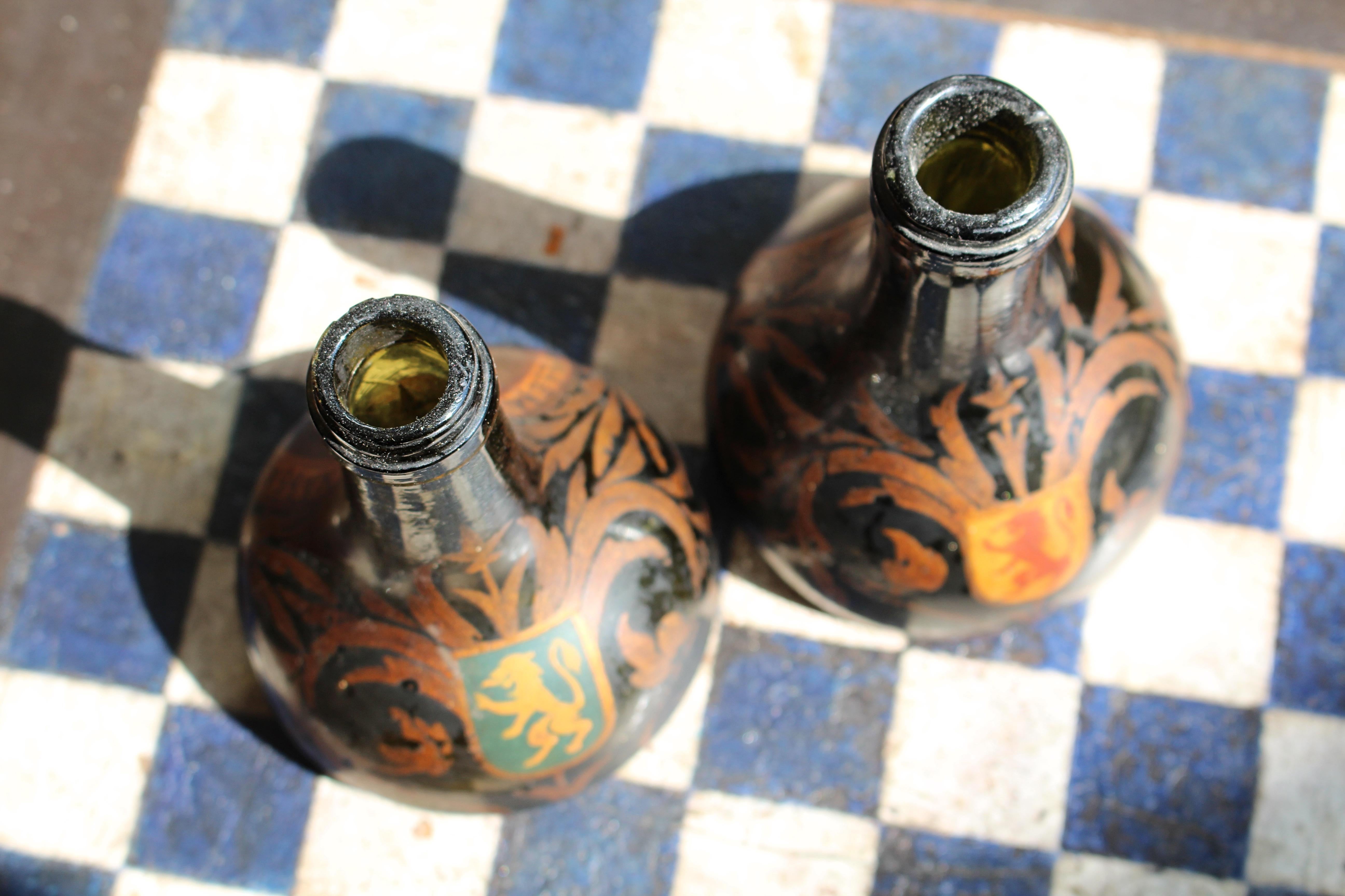 Olandese Coppia di bottiglie da liquore dipinte in olandese della fine del XVIII secolo in vendita