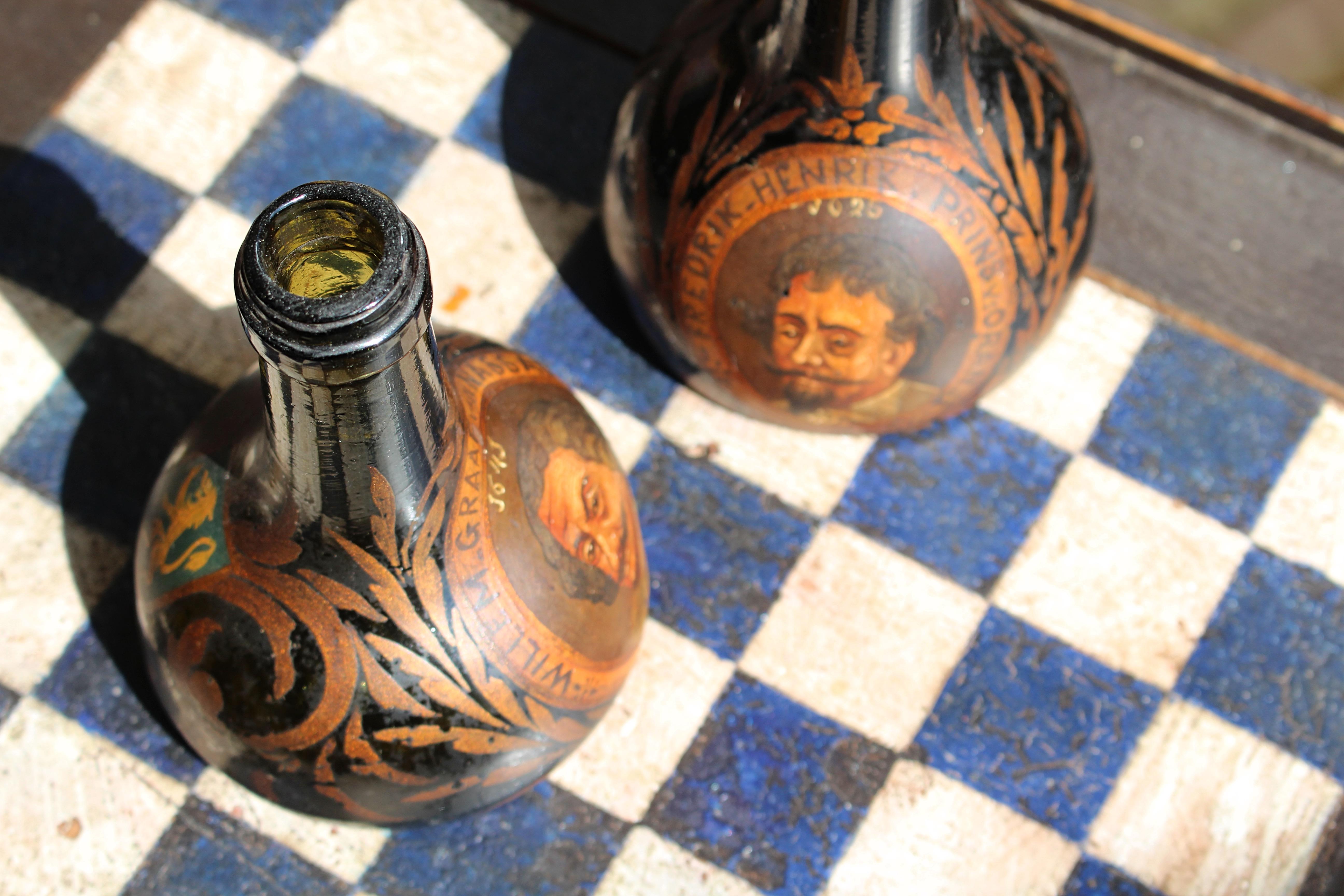 Vetro soffiato Coppia di bottiglie da liquore dipinte in olandese della fine del XVIII secolo in vendita