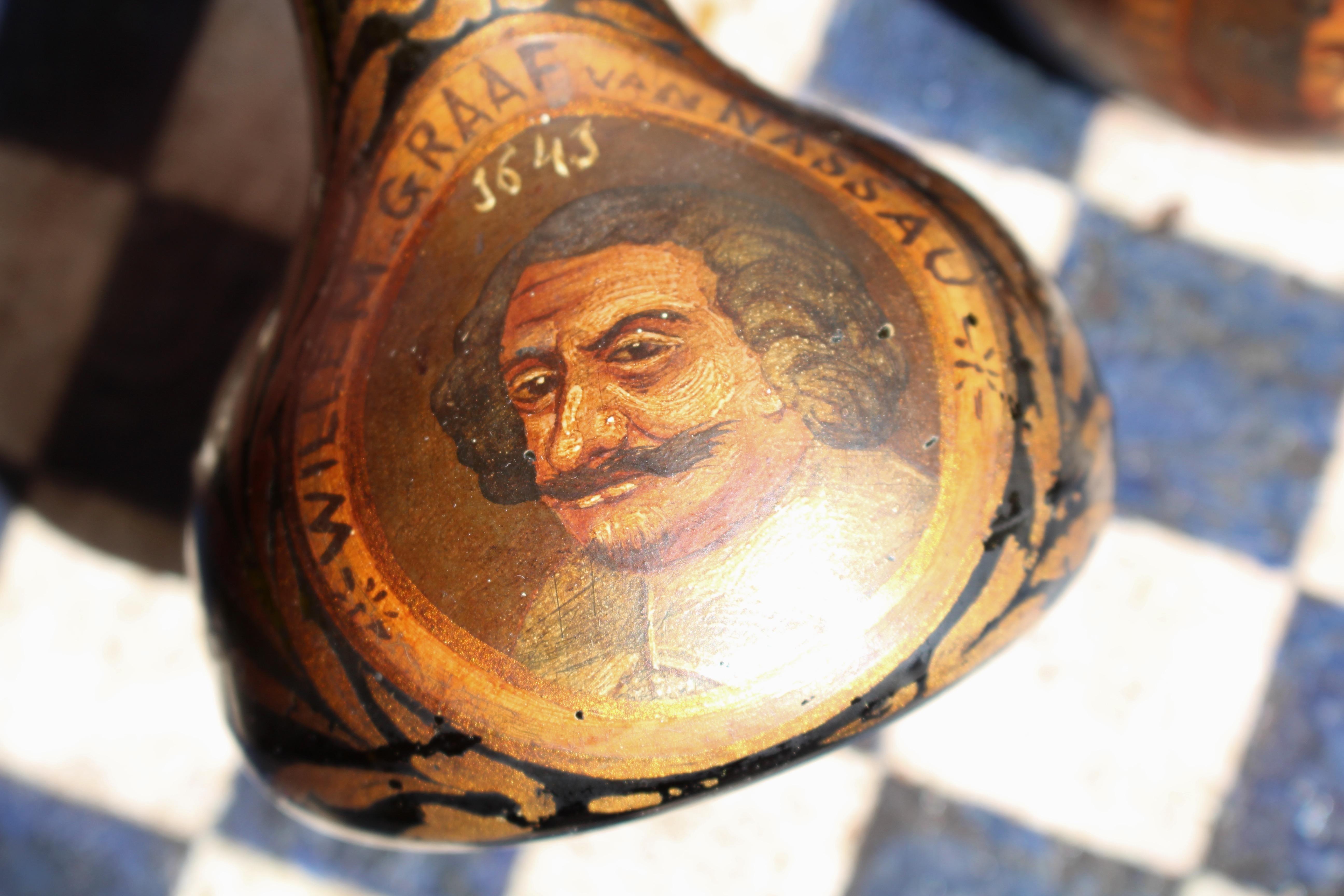 Coppia di bottiglie da liquore dipinte in olandese della fine del XVIII secolo in vendita 1