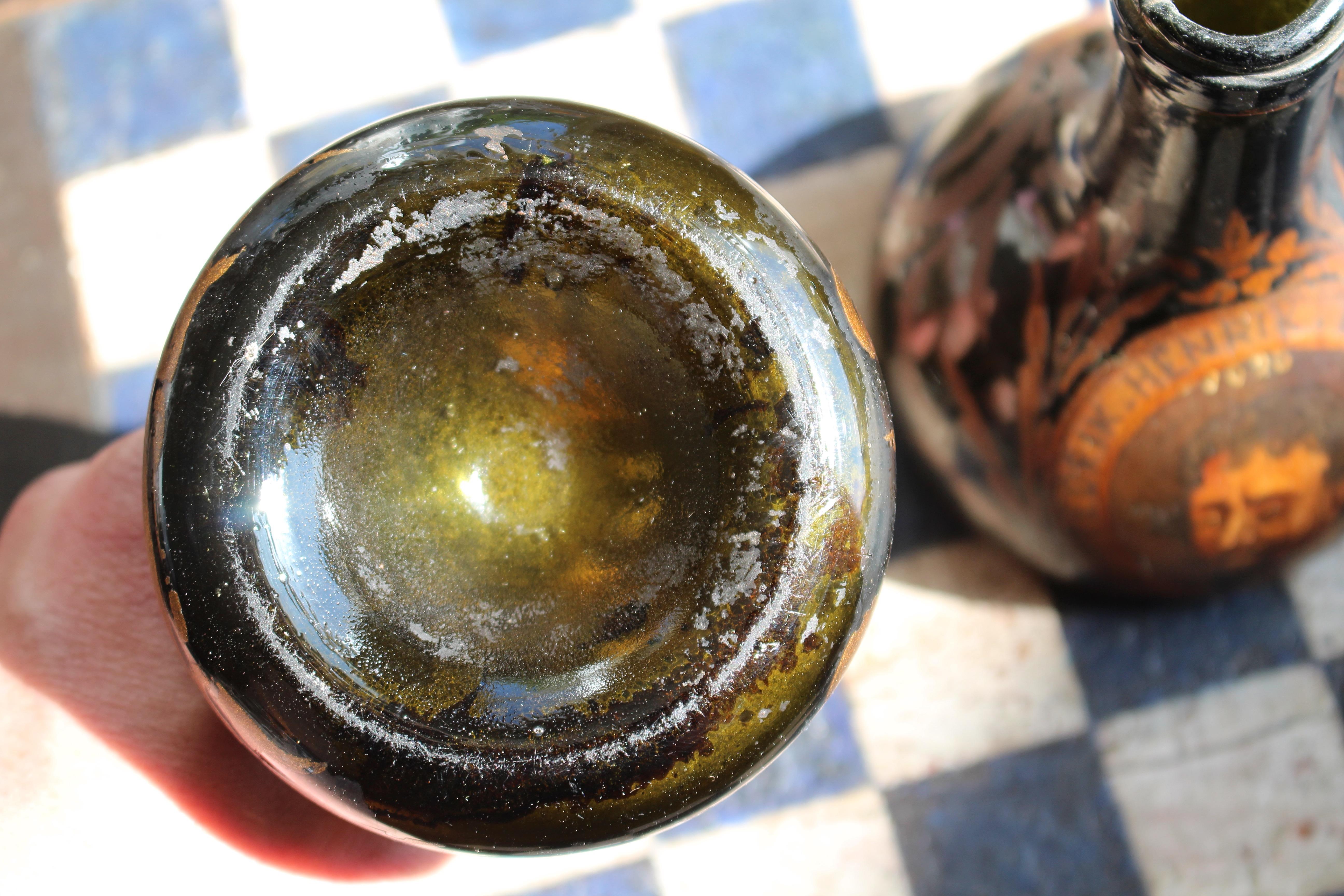 Coppia di bottiglie da liquore dipinte in olandese della fine del XVIII secolo in vendita 2