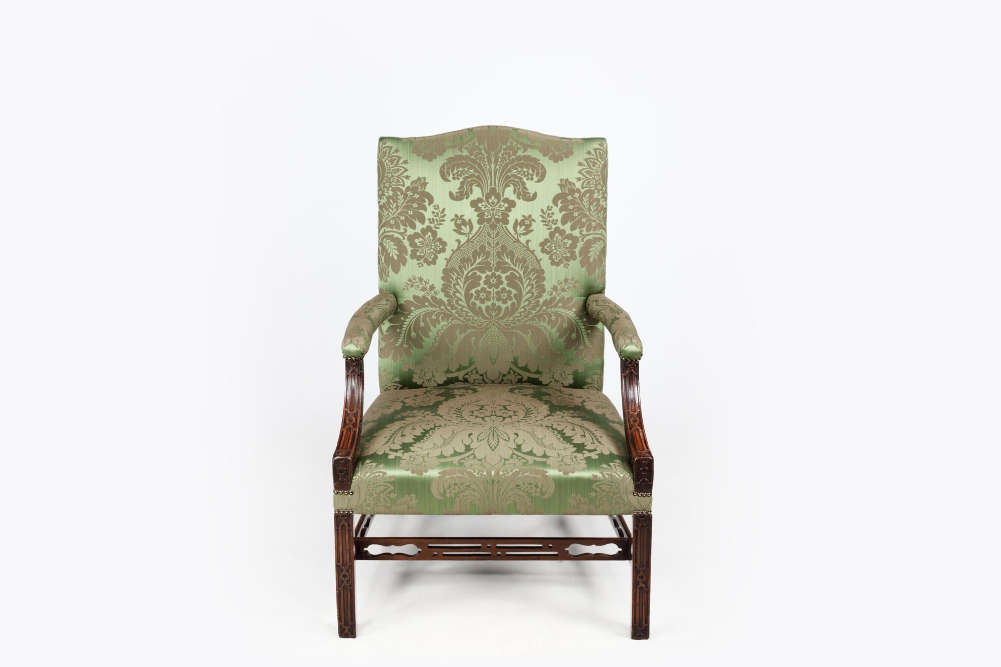 Paire de fauteuils Gainsborough de la fin du XVIIIe siècle, chacun avec un siège rembourré
et façonné  dossier et accoudoir ouvert et rembourré. Avec des frettes aveugles sur les bras inclinés vers le bas
et les pieds antérieurs avec des brancards