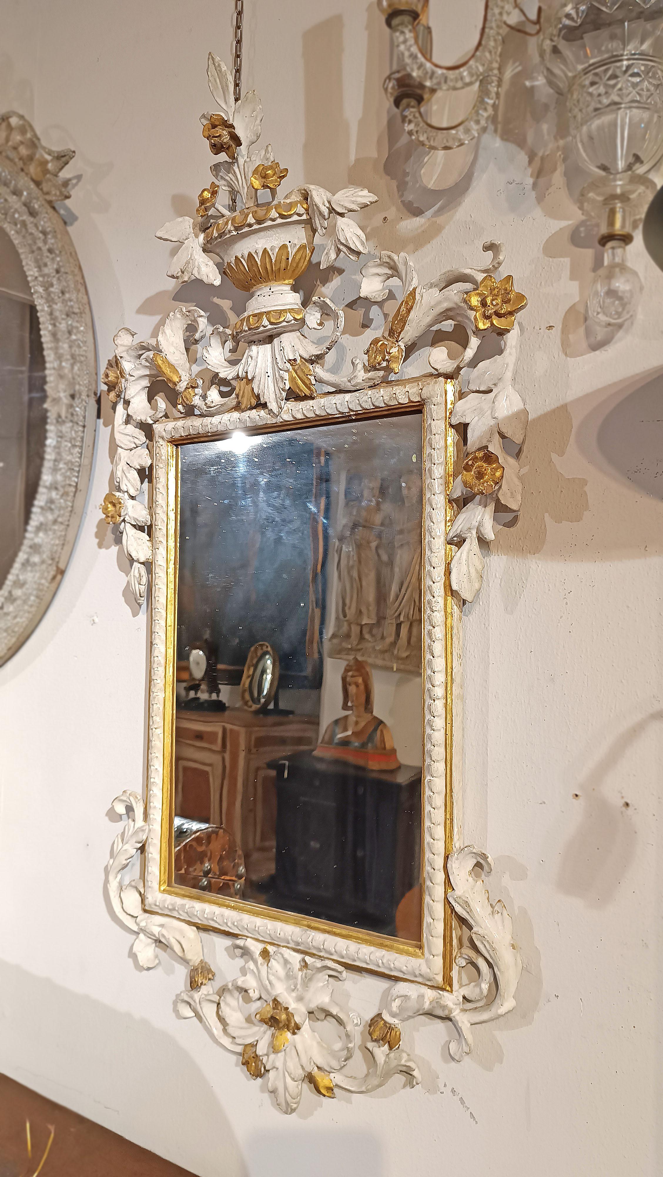 Neoclassico LATE 18th CENTURY PAIR OF LACQUERED AND GILT MIRRORS in vendita