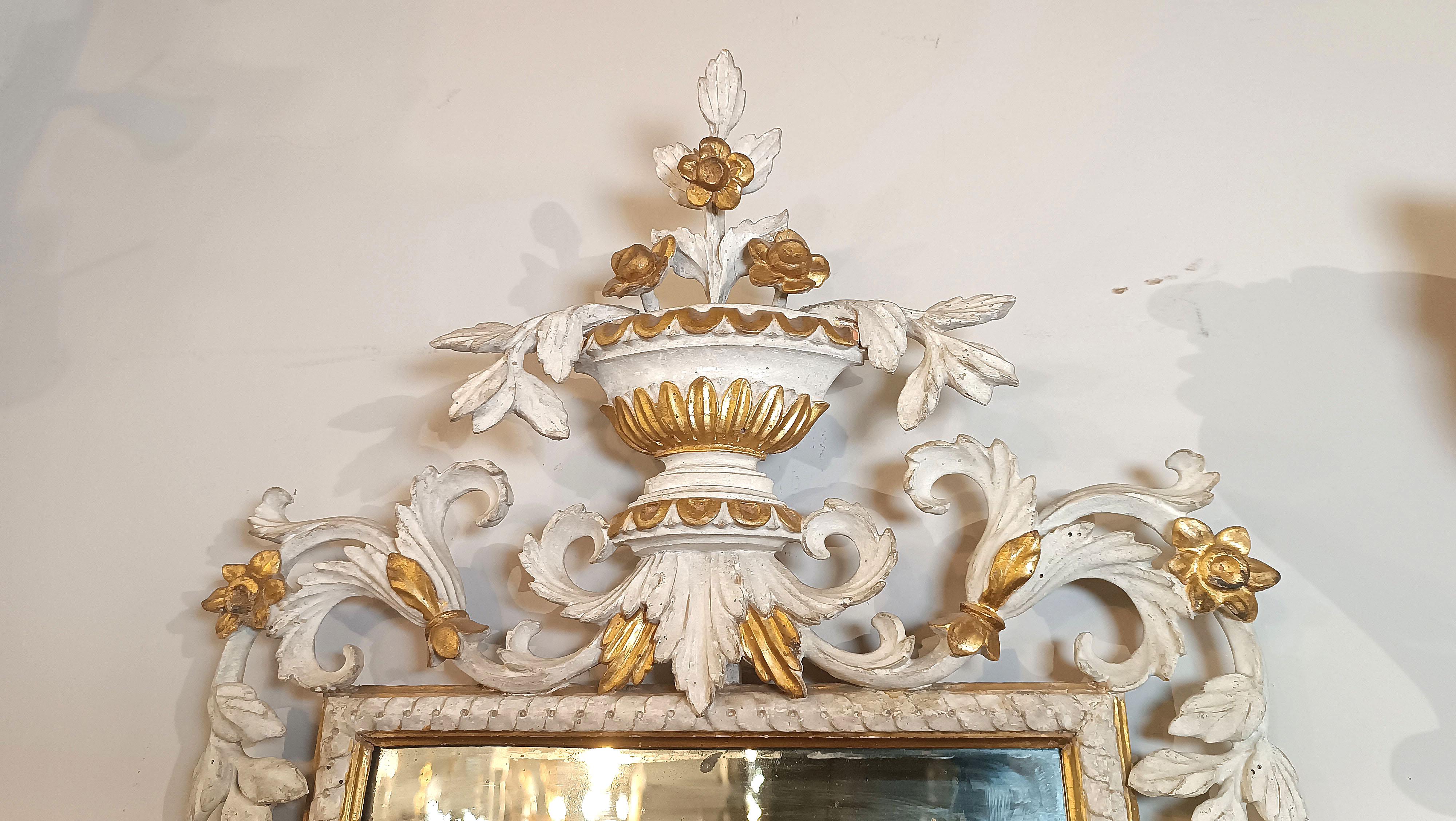 Italian LATE 18th CENTURY PAIR OF LACQUERED AND GILT MIRRORS in vendita