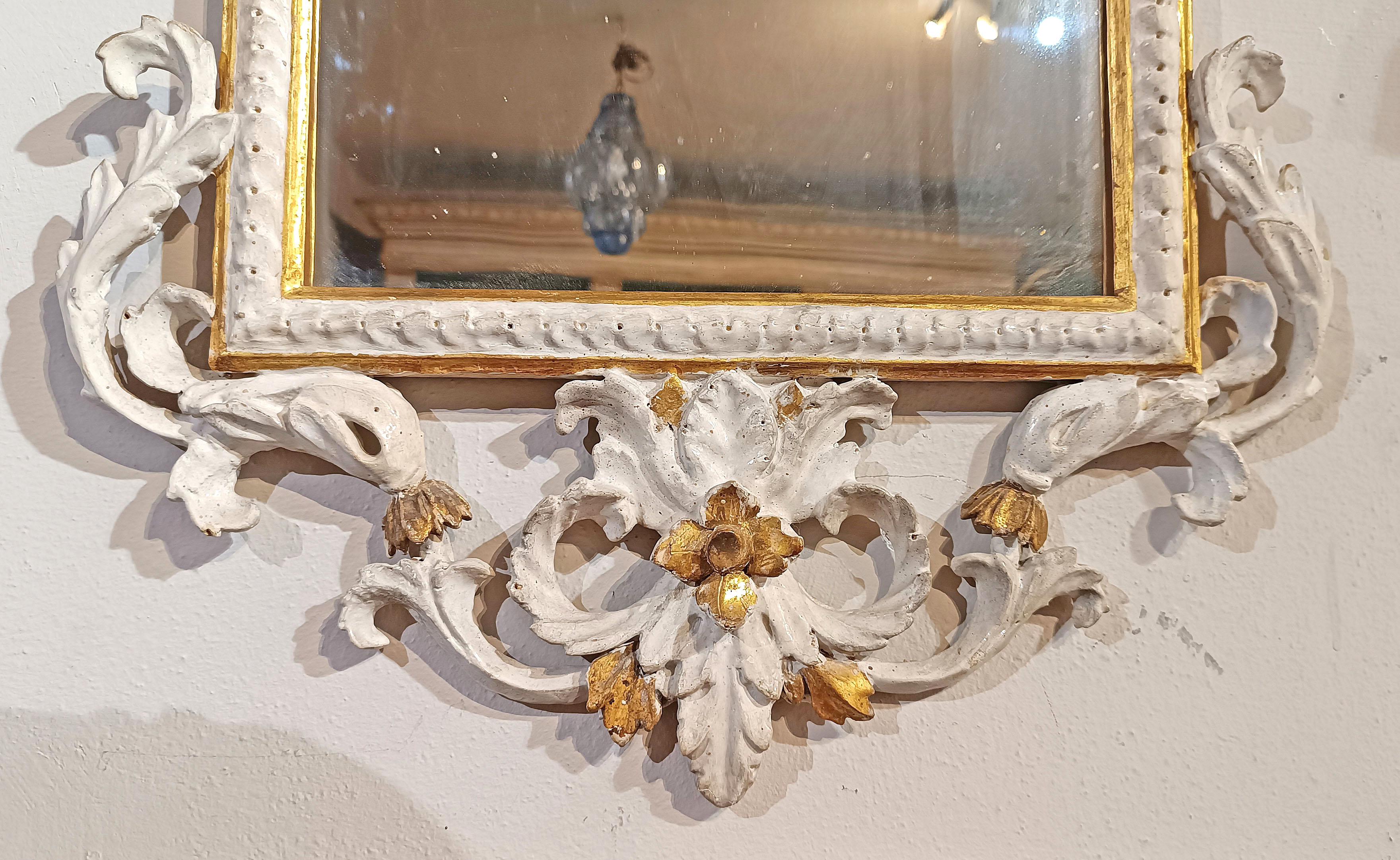 Intagliato a mano LATE 18th CENTURY PAIR OF LACQUERED AND GILT MIRRORS in vendita