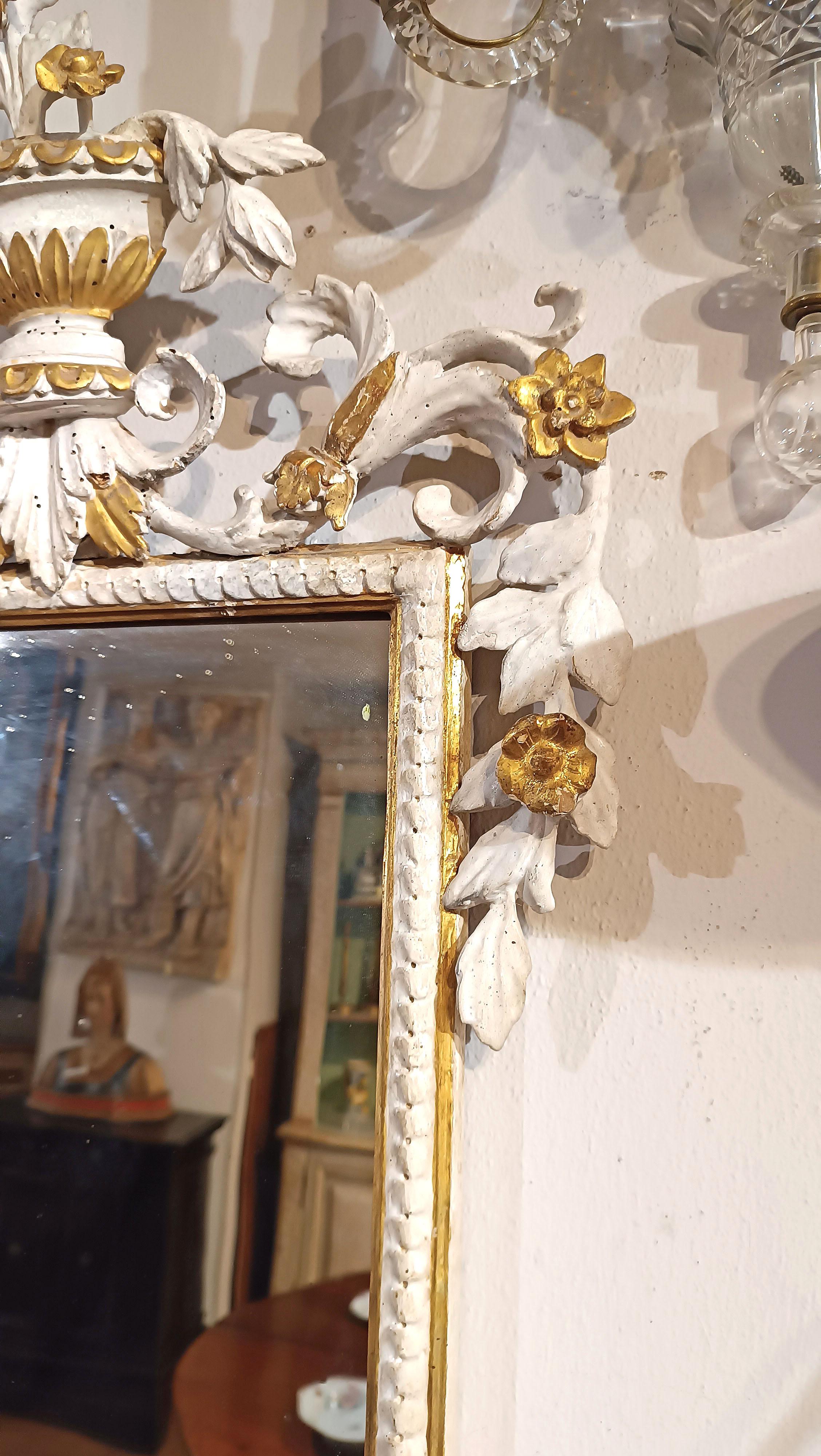 LATE 18th CENTURY PAIR OF LACQUERED AND GILT MIRRORS In condizioni buone in vendita a Firenze, FI