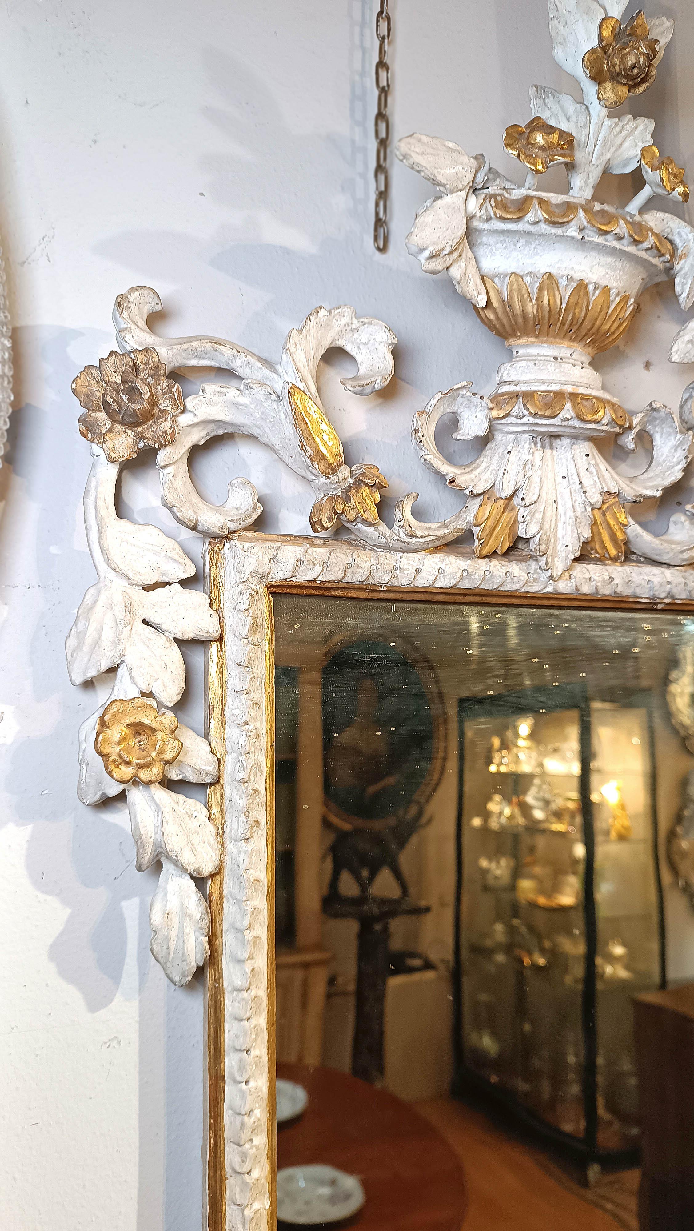 18th Century LATE 18th CENTURY PAIR OF LACQUERED AND GILT MIRRORS in vendita
