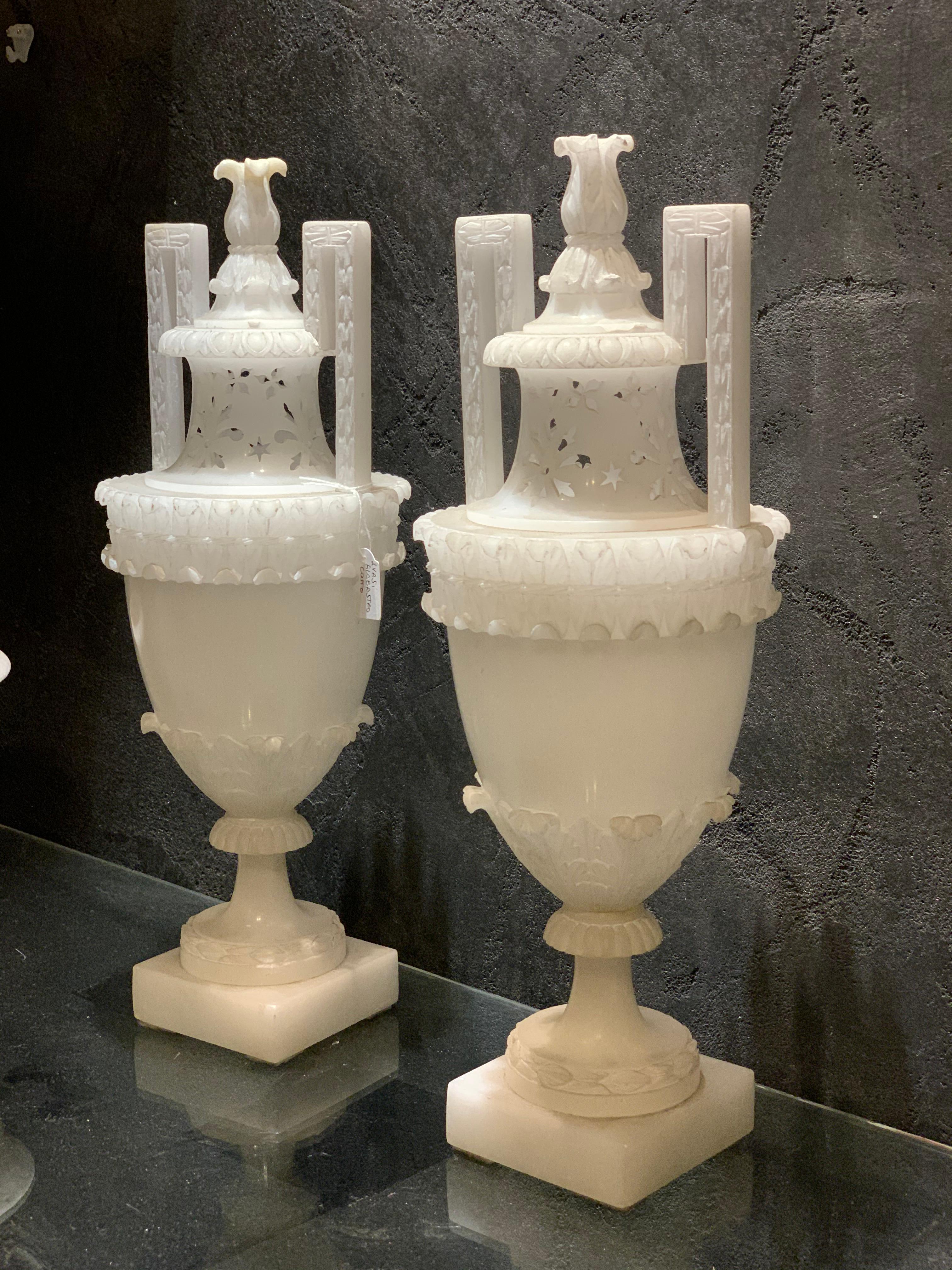 Paar neoklassizistische Alabaster-Wurzelholzvasen mit Duft aus dem späten 18. Jahrhundert (Europäisch) im Angebot
