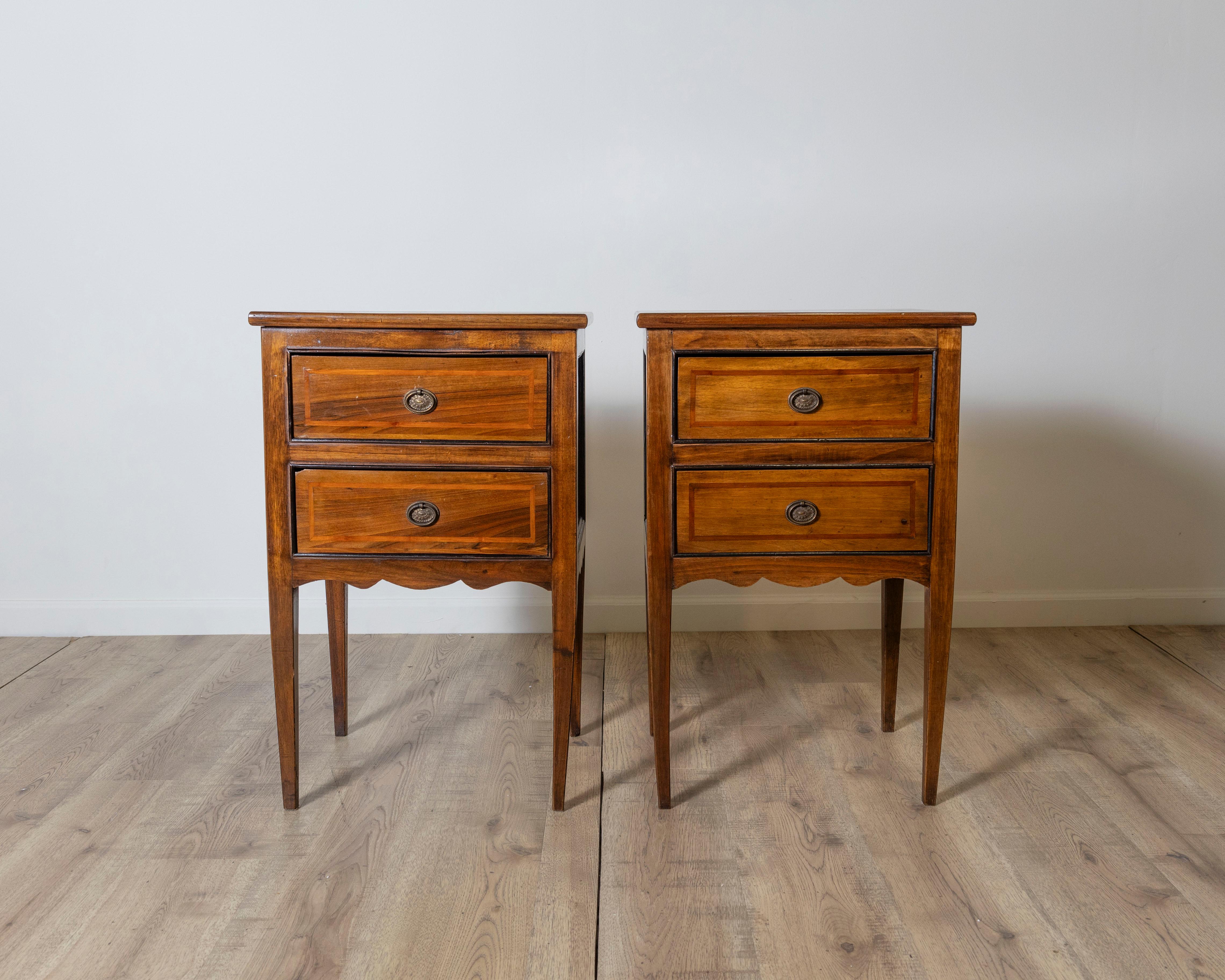 Cette paire raffinée de tables de chevet italiennes de la fin du XVIIIe siècle illustre l'élégance et l'équilibre du design néoclassique. Magistralement plaquée dans une magnifique combinaison de noyer et d'olivier, chaque table est en outre