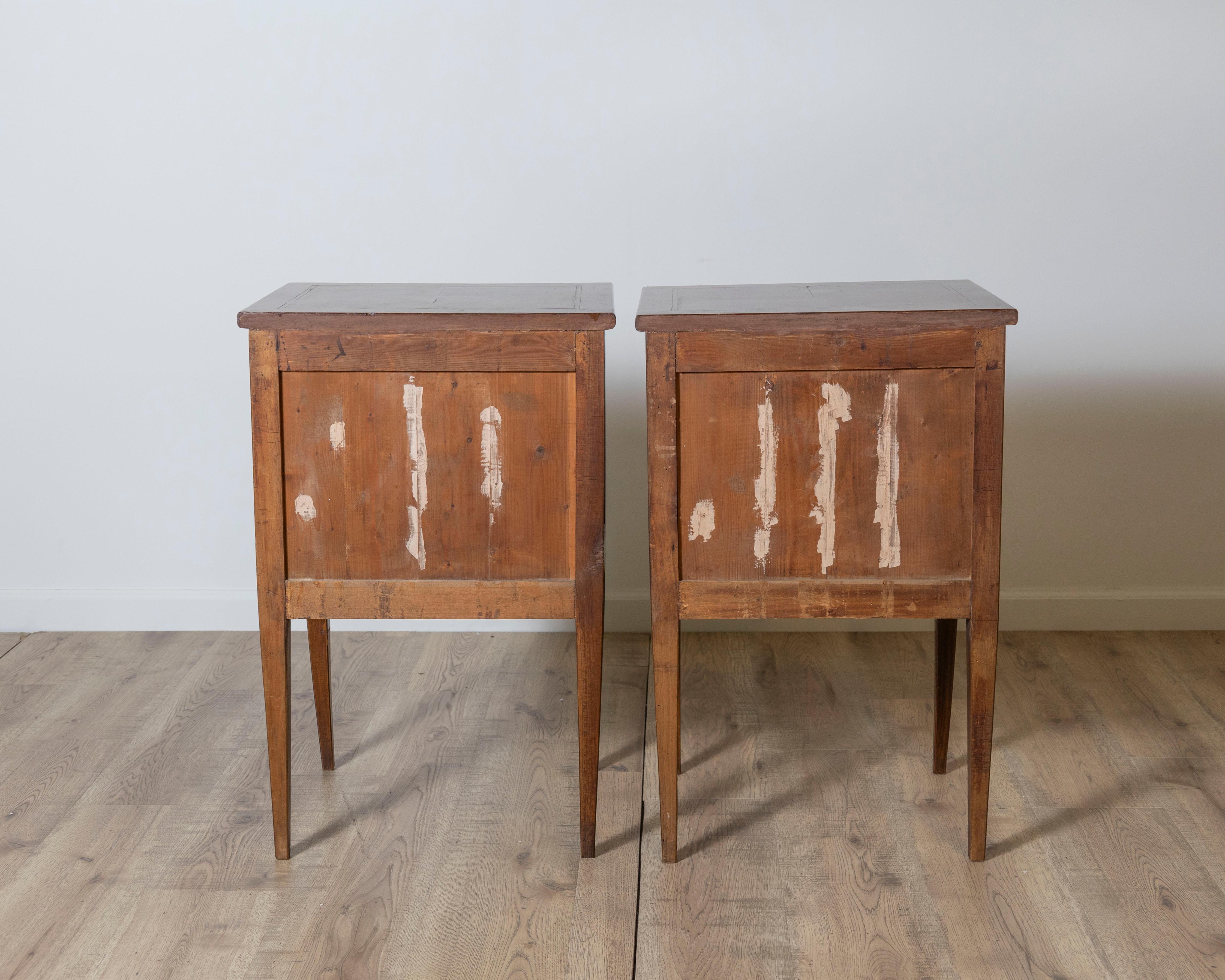 Paire de tables de chevet néoclassiques de la fin du XVIIIe siècle en vente 1