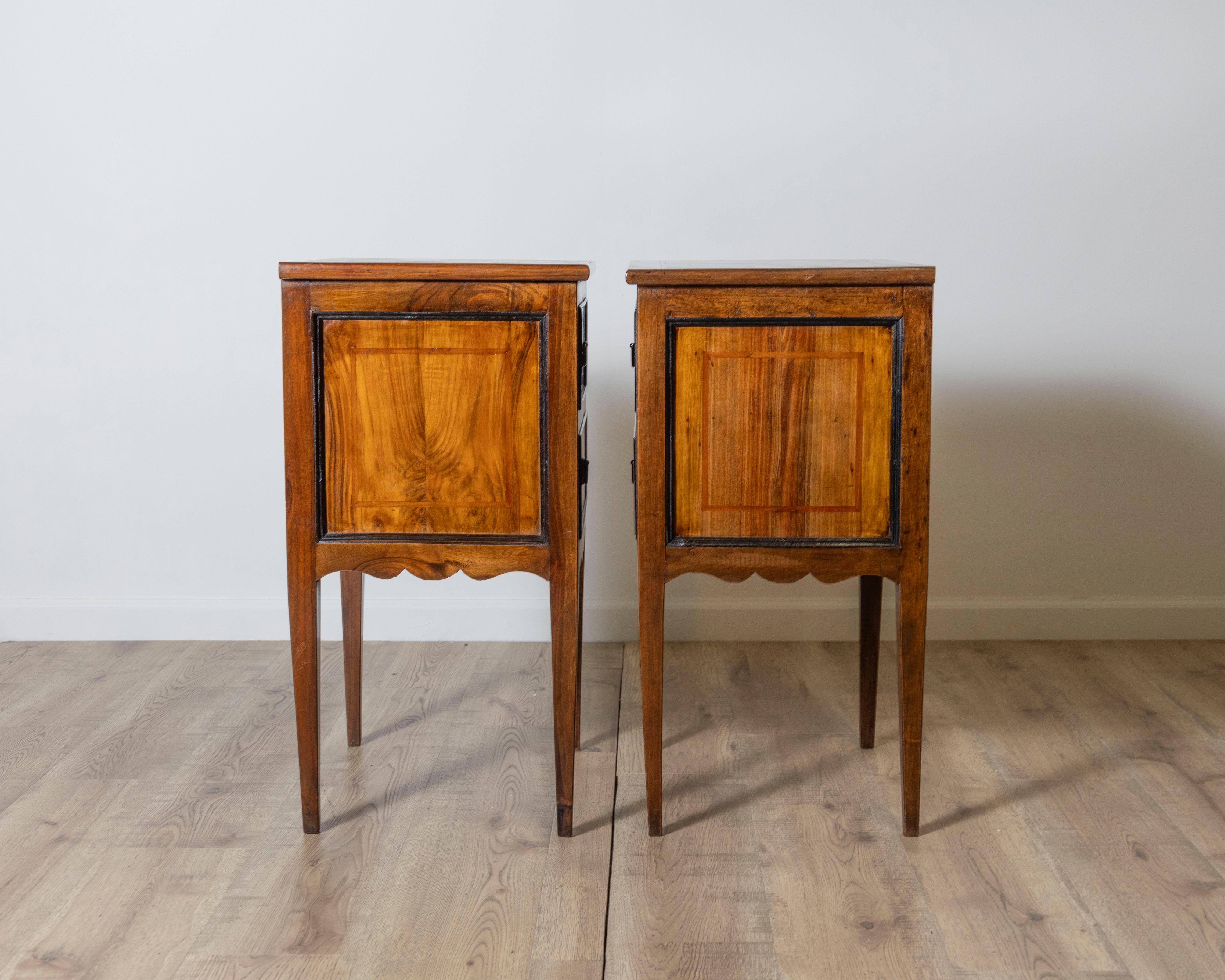 Paire de tables de chevet néoclassiques de la fin du XVIIIe siècle en vente 2