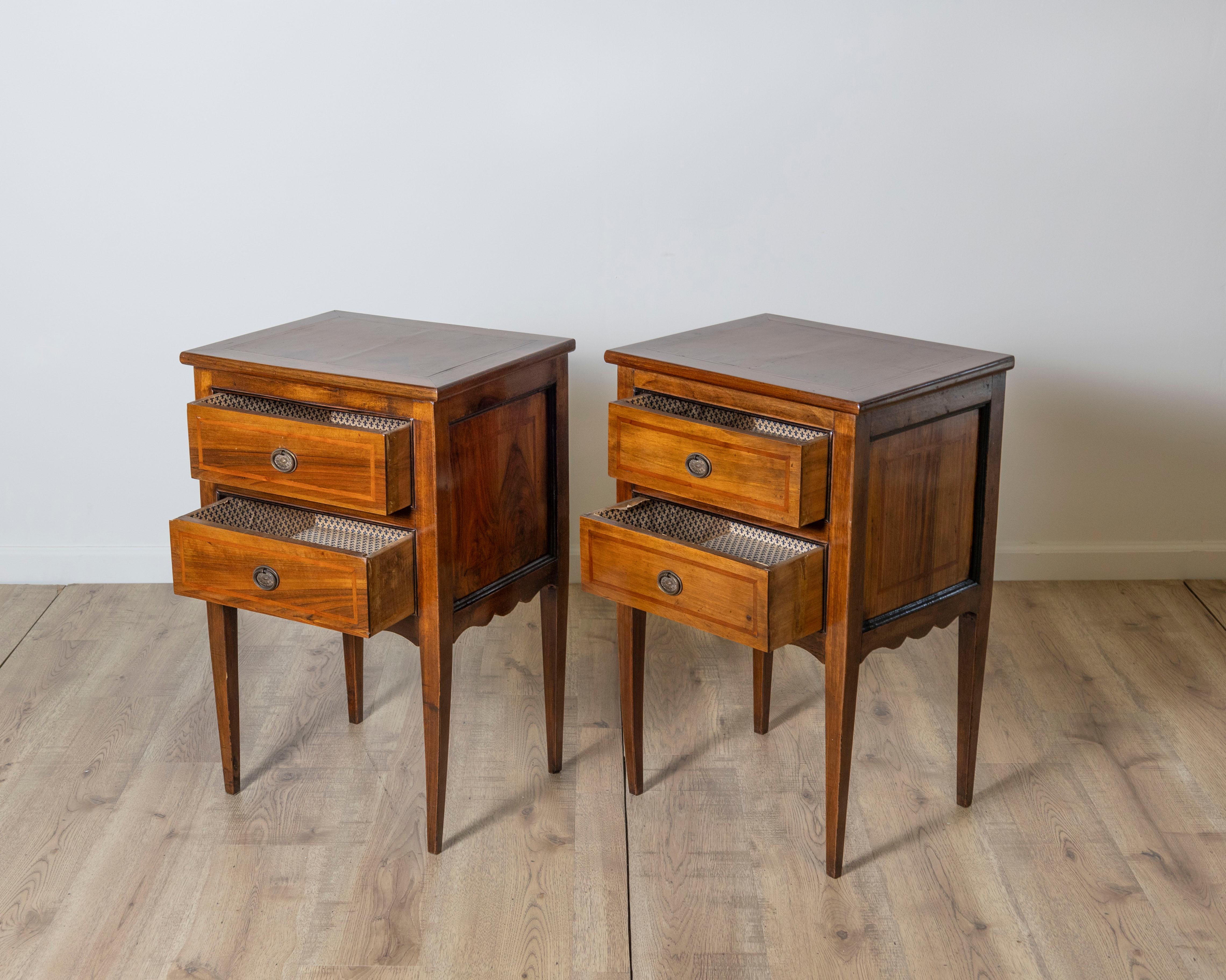 Paire de tables de chevet néoclassiques de la fin du XVIIIe siècle en vente 3