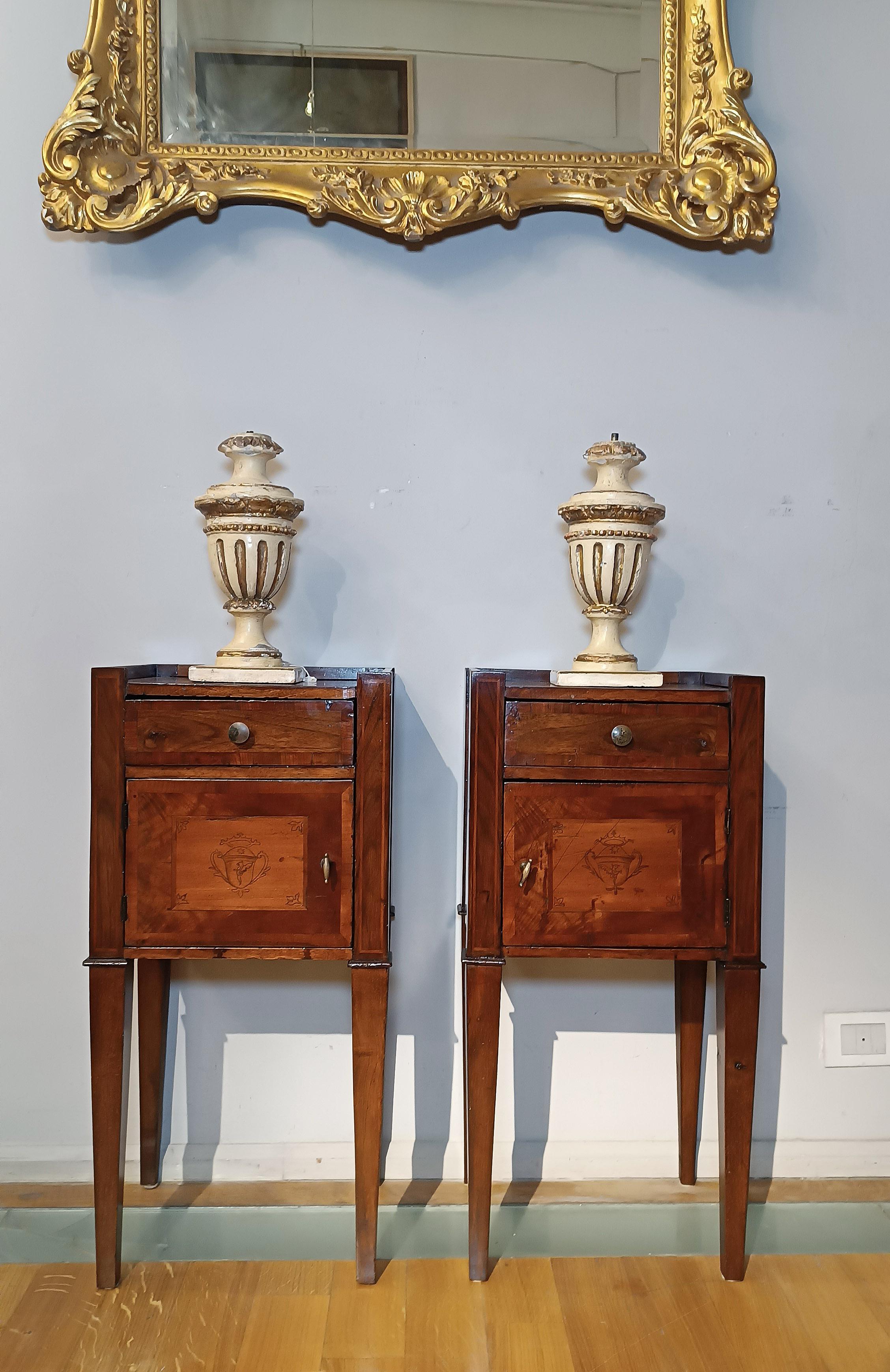 Paire de tables de chevet néoclassiques en noyer et cerisier de la fin du XVIIIe siècle en vente 2
