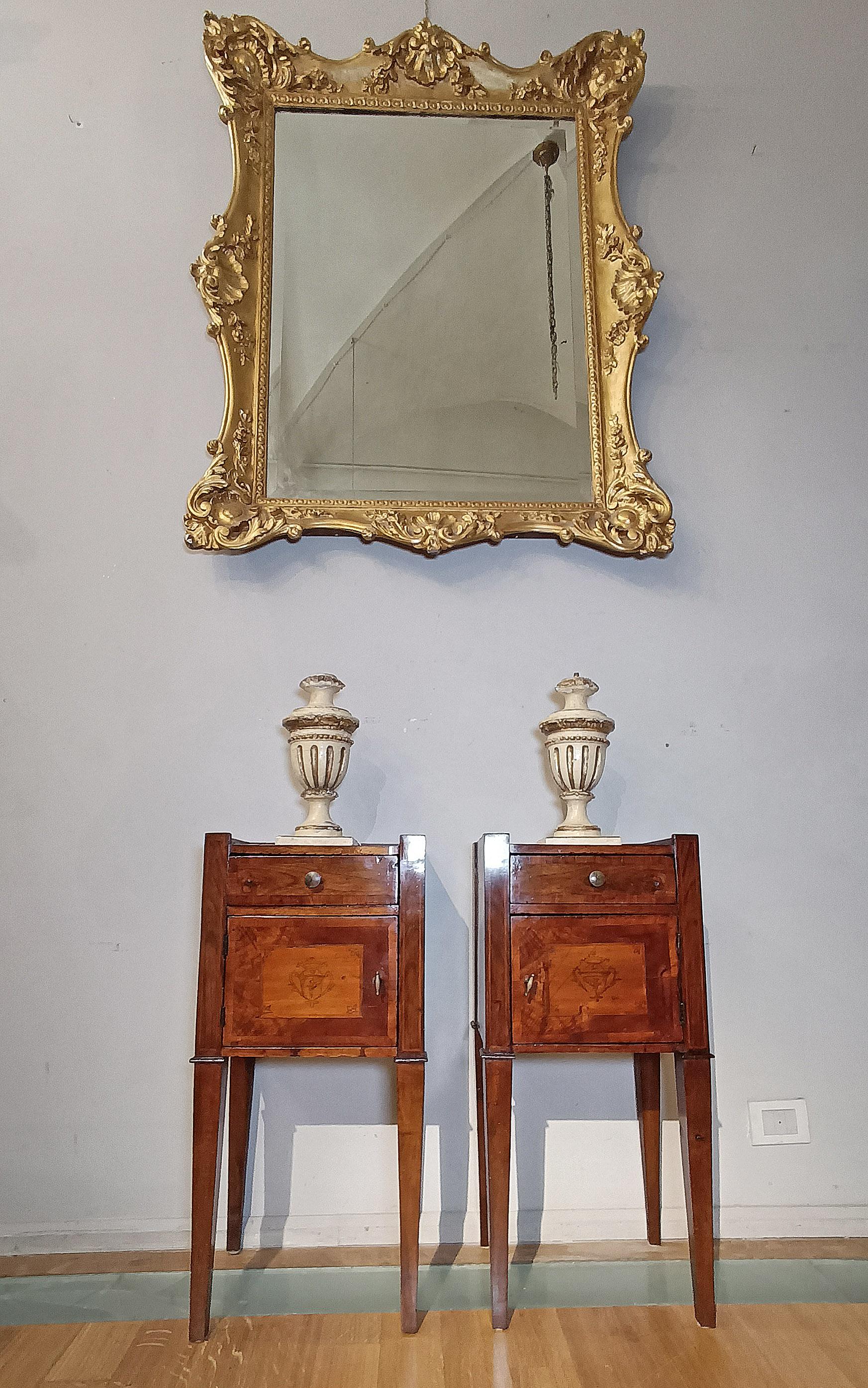 Paire de tables de chevet néoclassiques en noyer et cerisier de la fin du XVIIIe siècle en vente 4