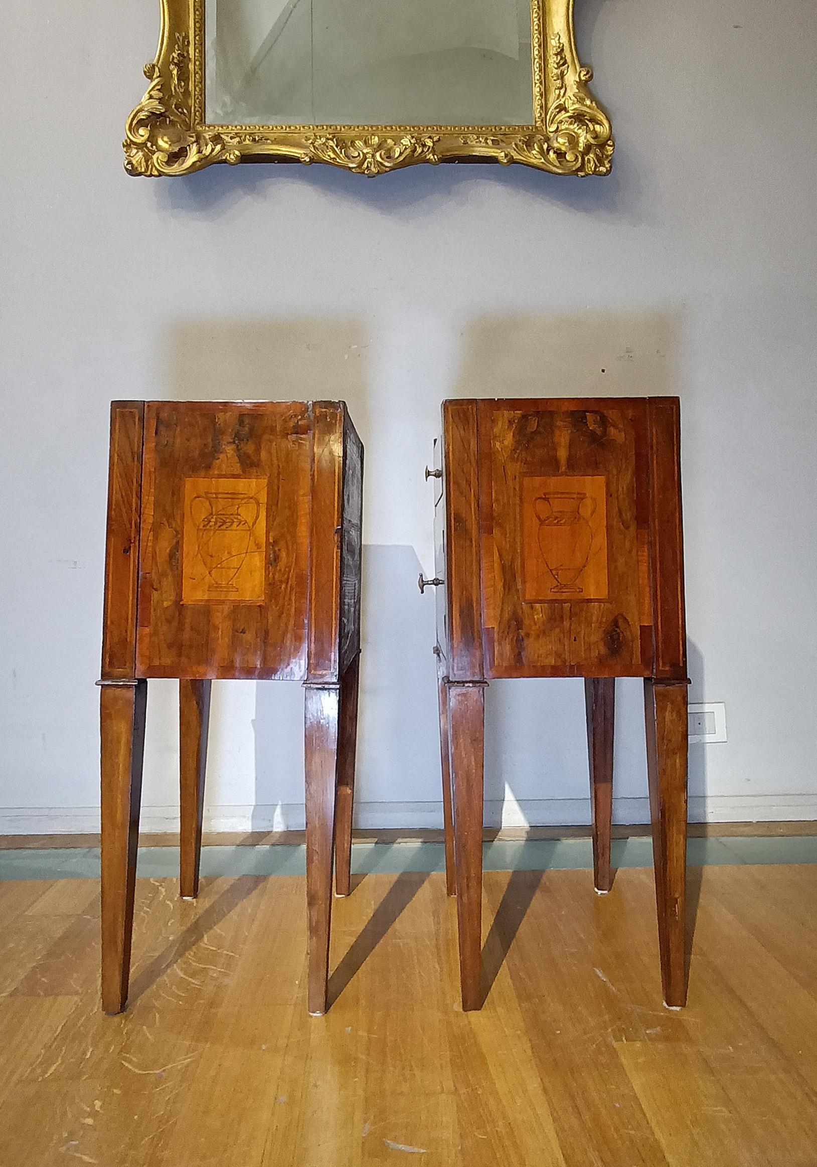 Néo-classique Paire de tables de chevet néoclassiques en noyer et cerisier de la fin du XVIIIe siècle en vente