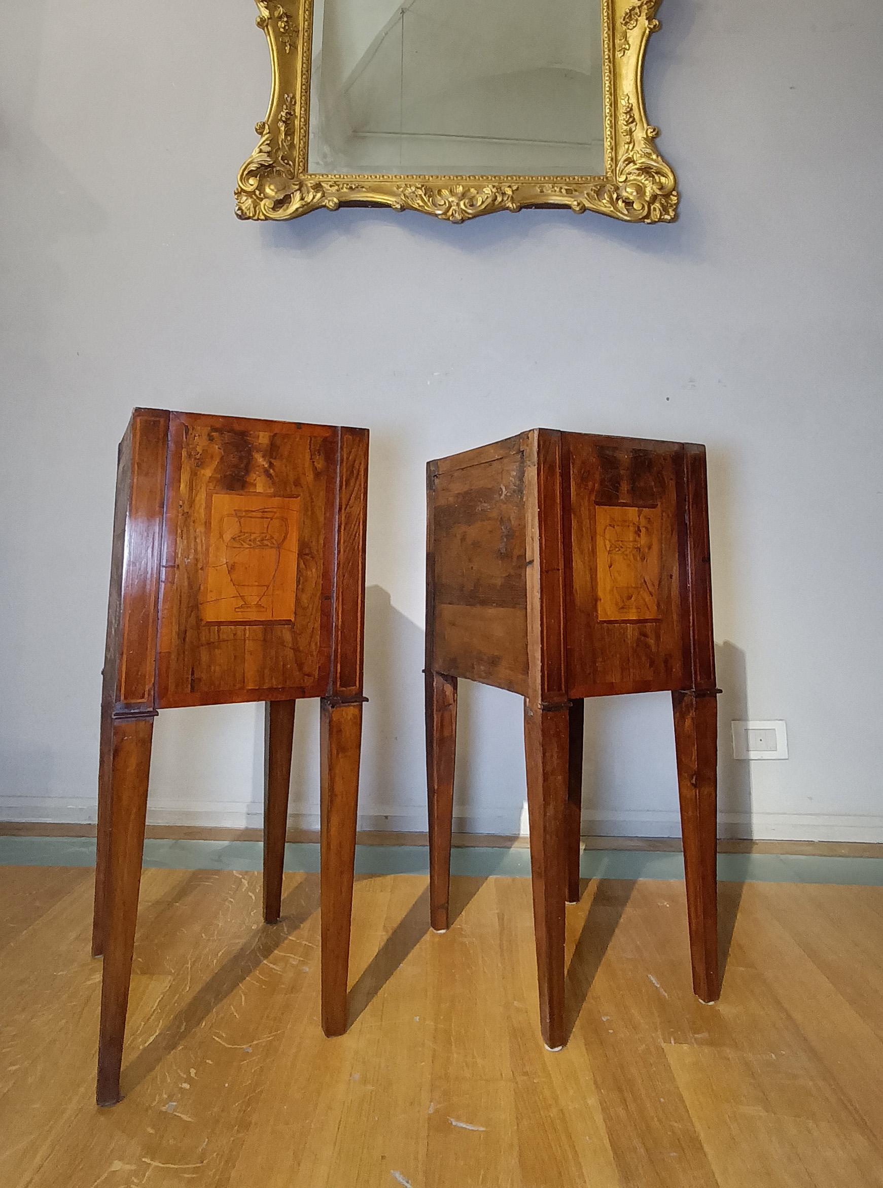 Sculpté à la main Paire de tables de chevet néoclassiques en noyer et cerisier de la fin du XVIIIe siècle en vente
