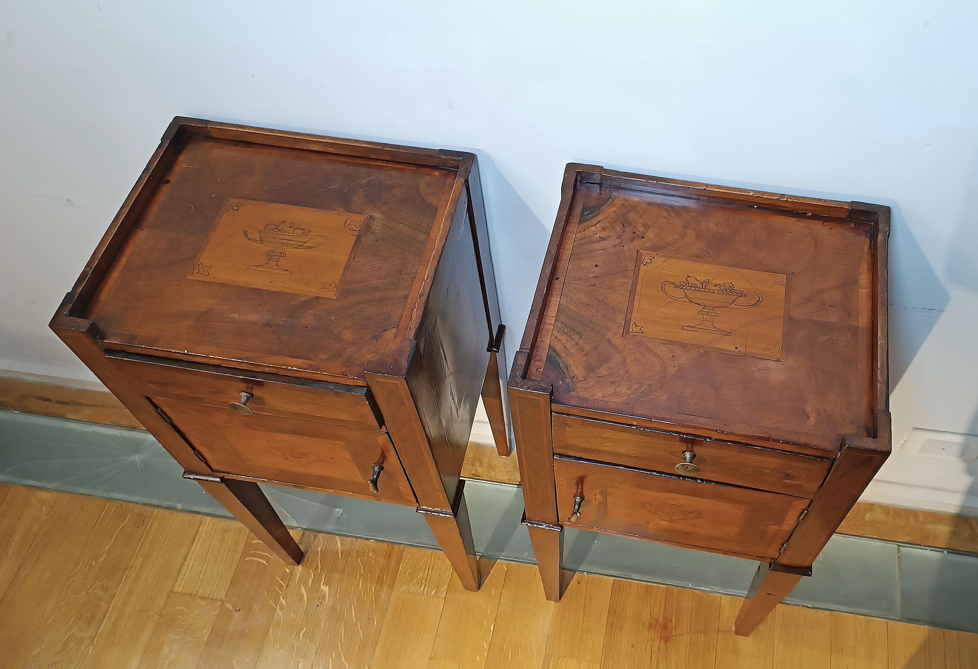 Paire de tables de chevet néoclassiques en noyer et cerisier de la fin du XVIIIe siècle Bon état - En vente à Firenze, FI