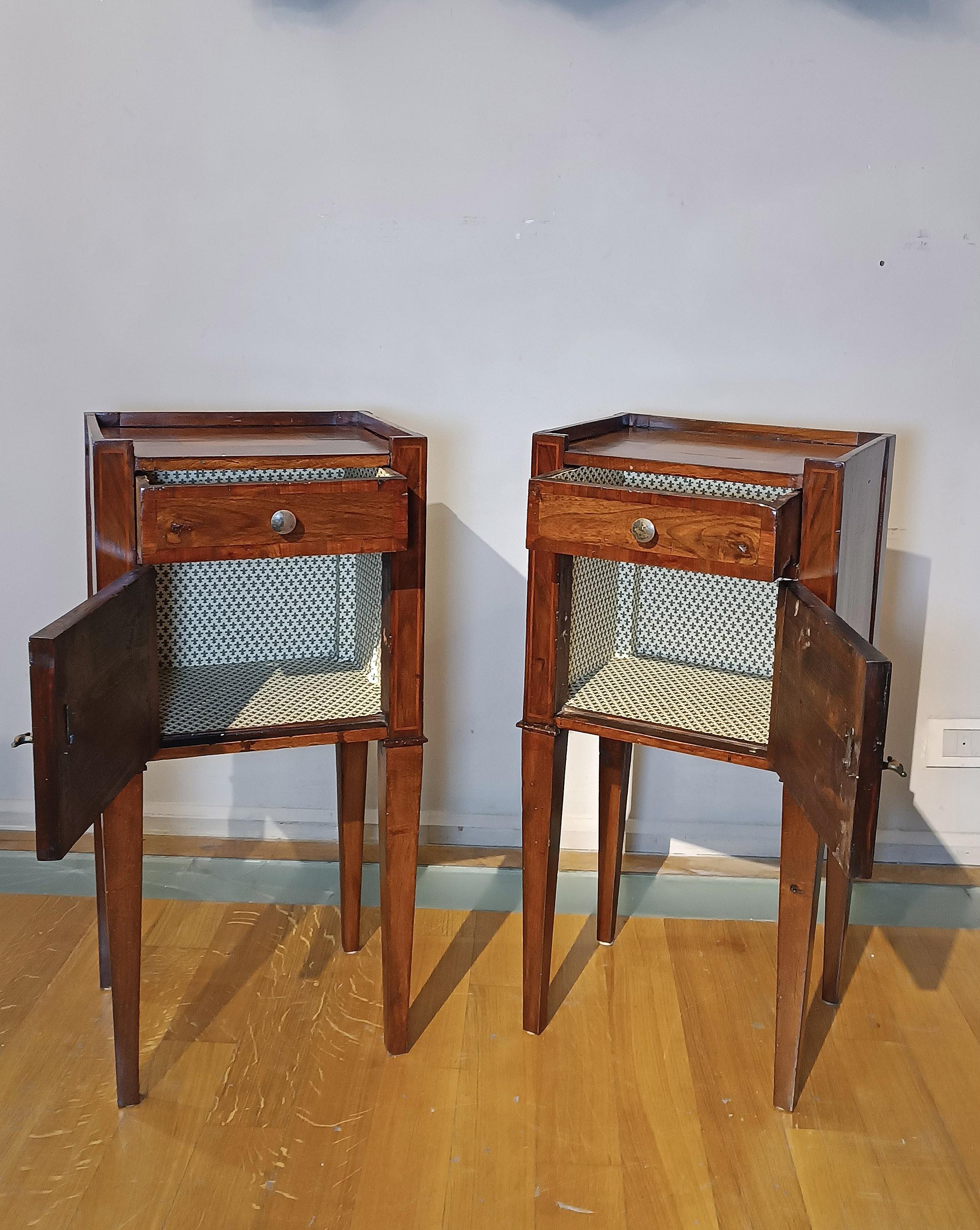 18th Century Paire de tables de chevet néoclassiques en noyer et cerisier de la fin du XVIIIe siècle en vente
