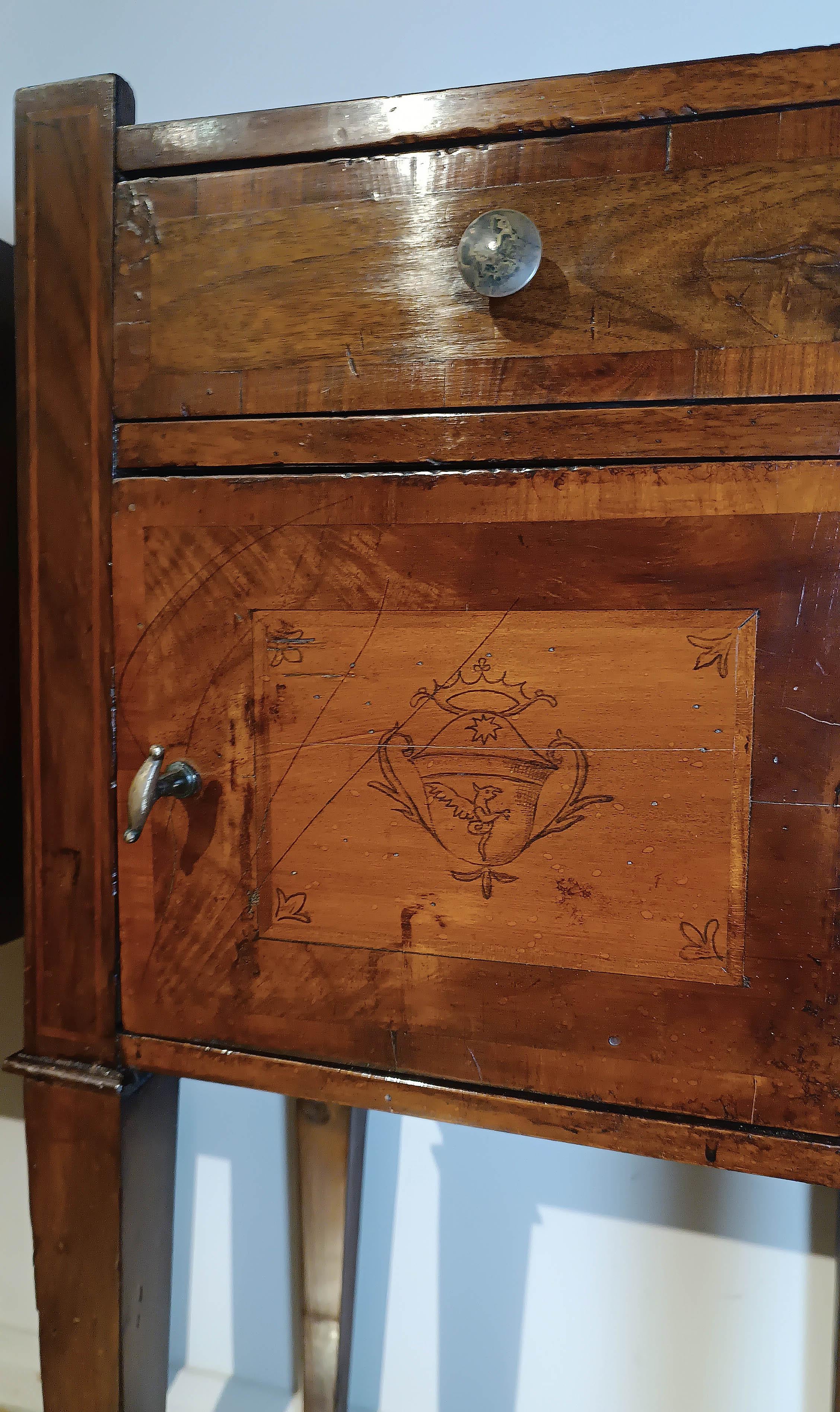 Cerise Paire de tables de chevet néoclassiques en noyer et cerisier de la fin du XVIIIe siècle en vente