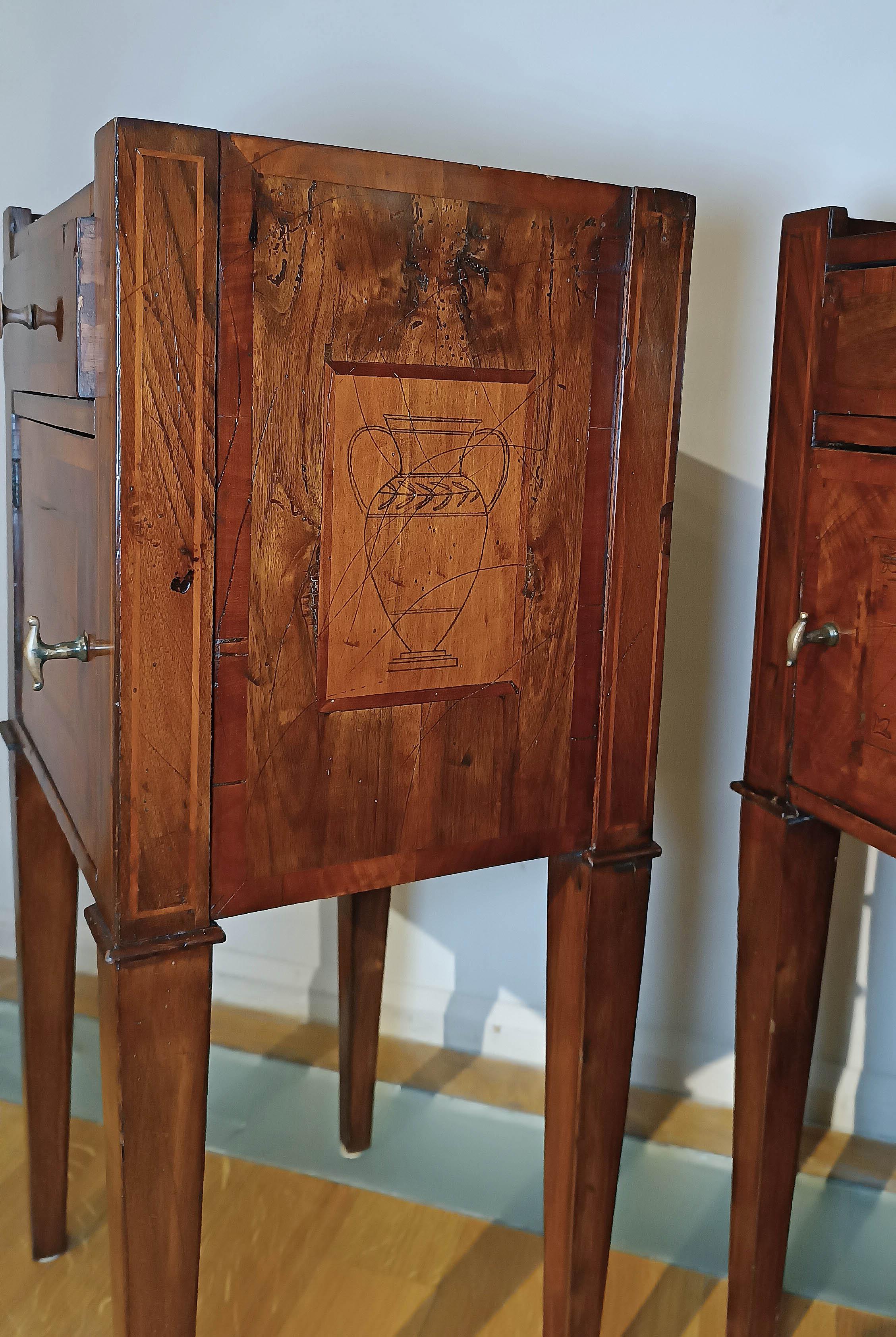 Paire de tables de chevet néoclassiques en noyer et cerisier de la fin du XVIIIe siècle en vente 1